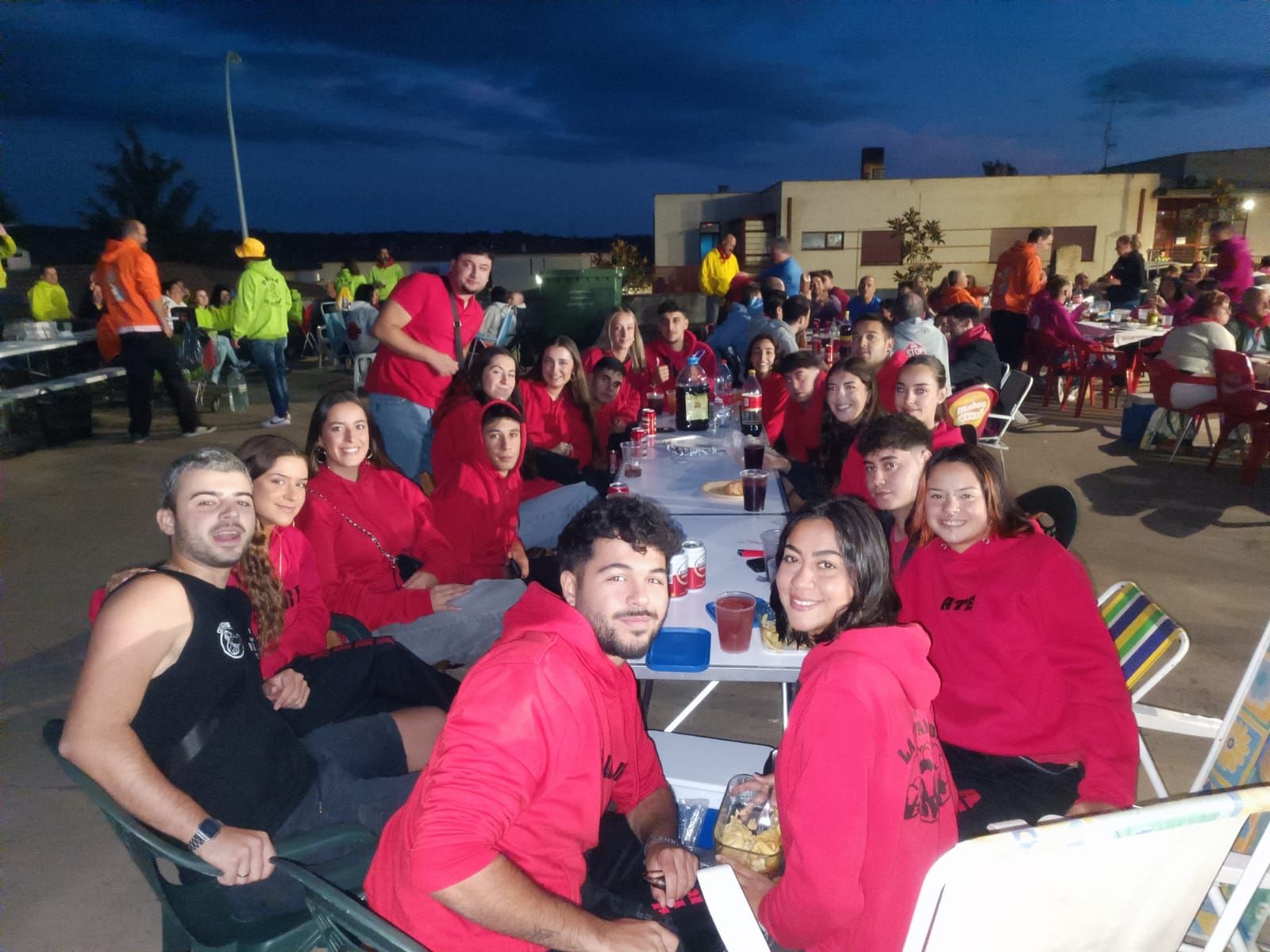 Los vecinos de Pereña de la Ribera se van de cena popular