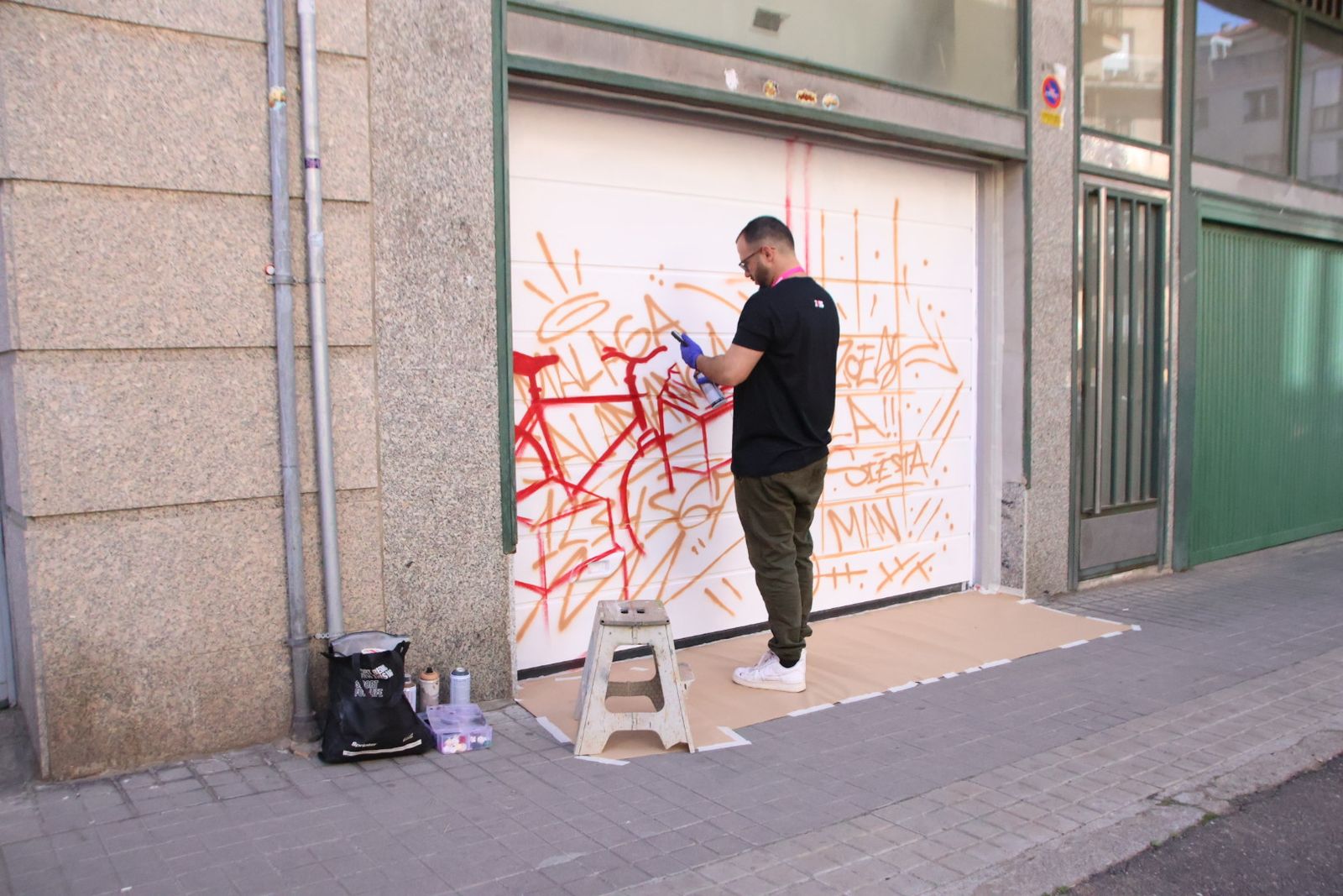 Los artistas de la Plaza del Oeste comienzan a pintar los murales