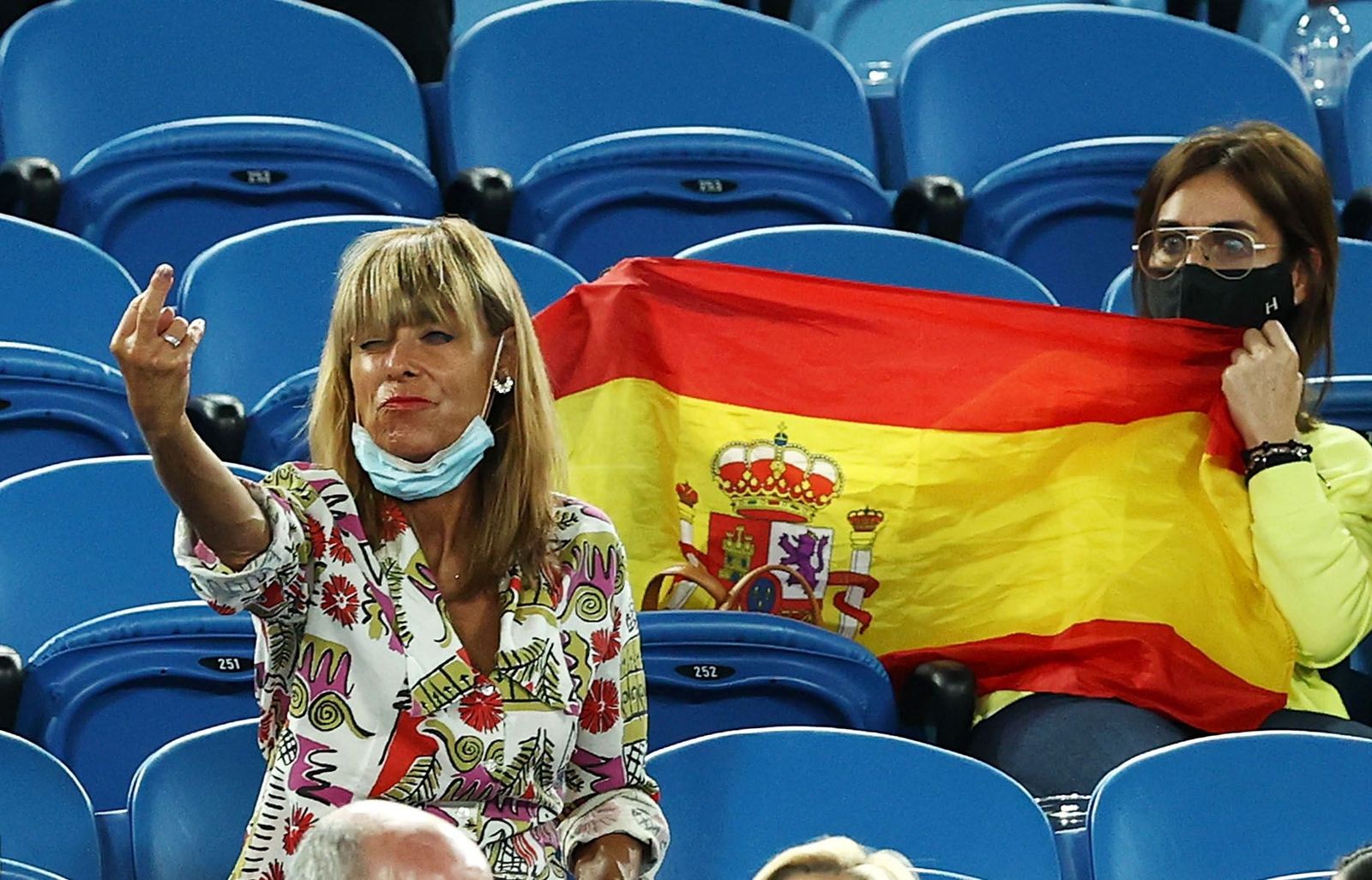 La señora que le dedicó una peineta a Rafael Nadal. | FOTO: EUROSPORT