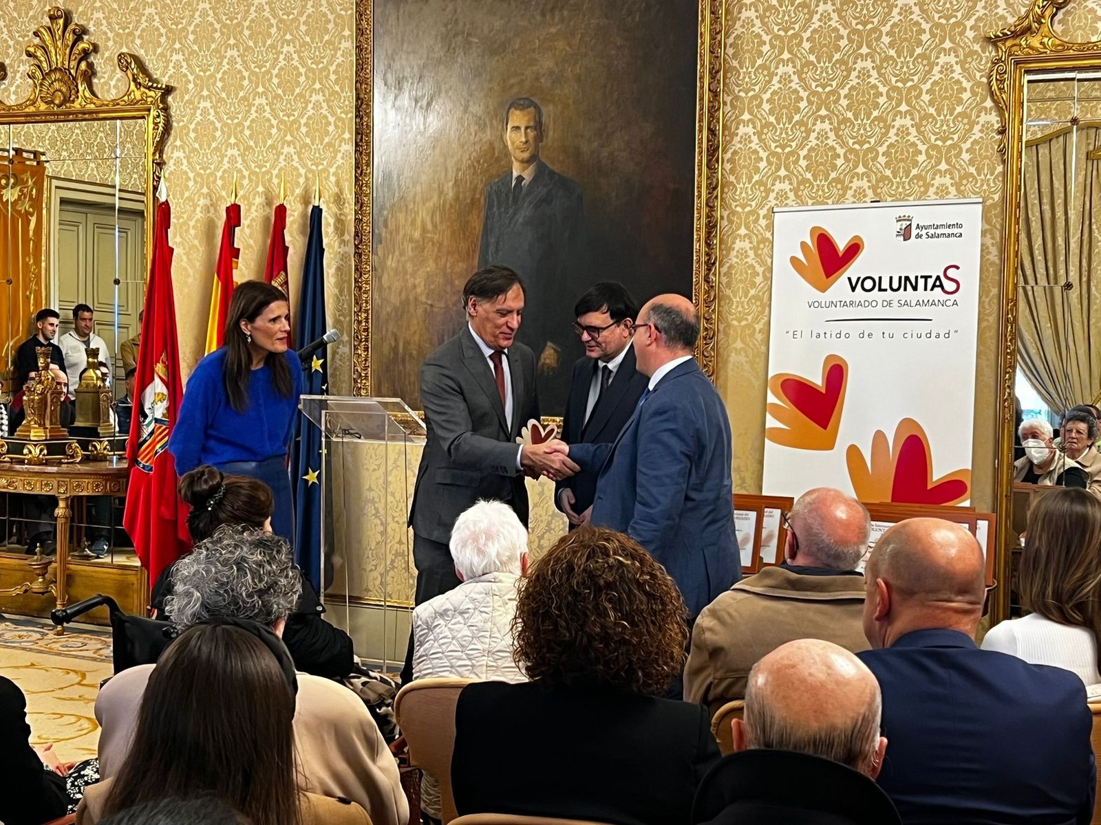 Entrega los reconocimientos anuales con motivo del Día Internacional del Voluntariado