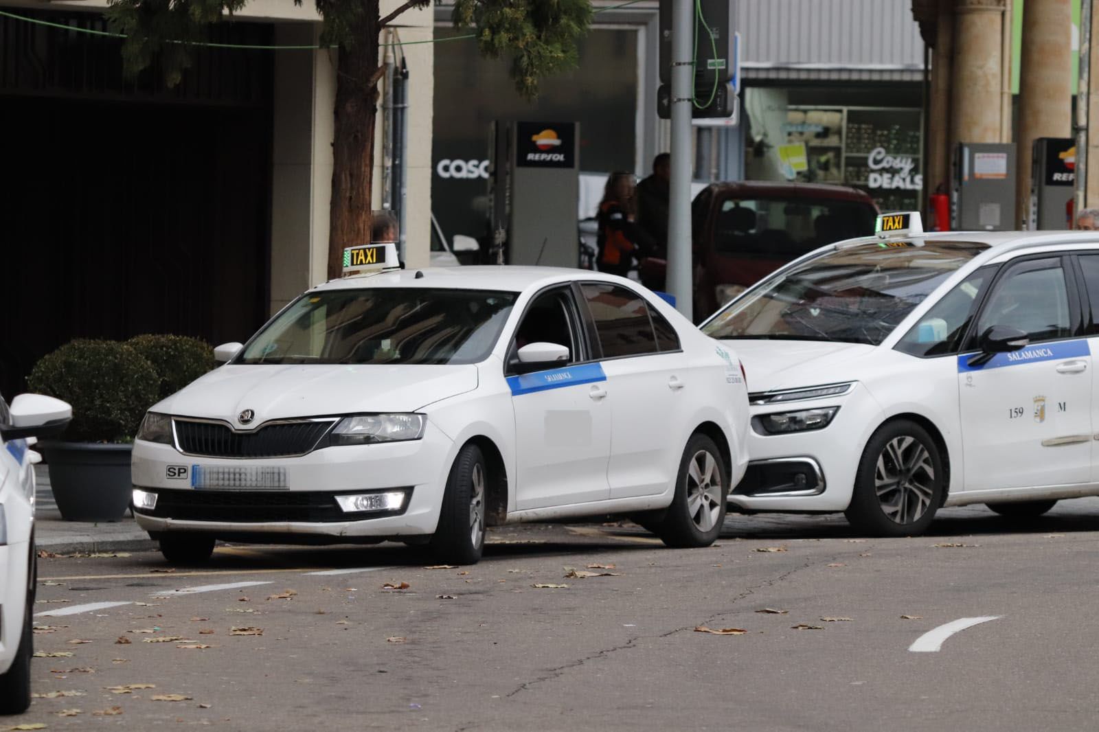 Taxis en una parada de Salamanca. Archivo.