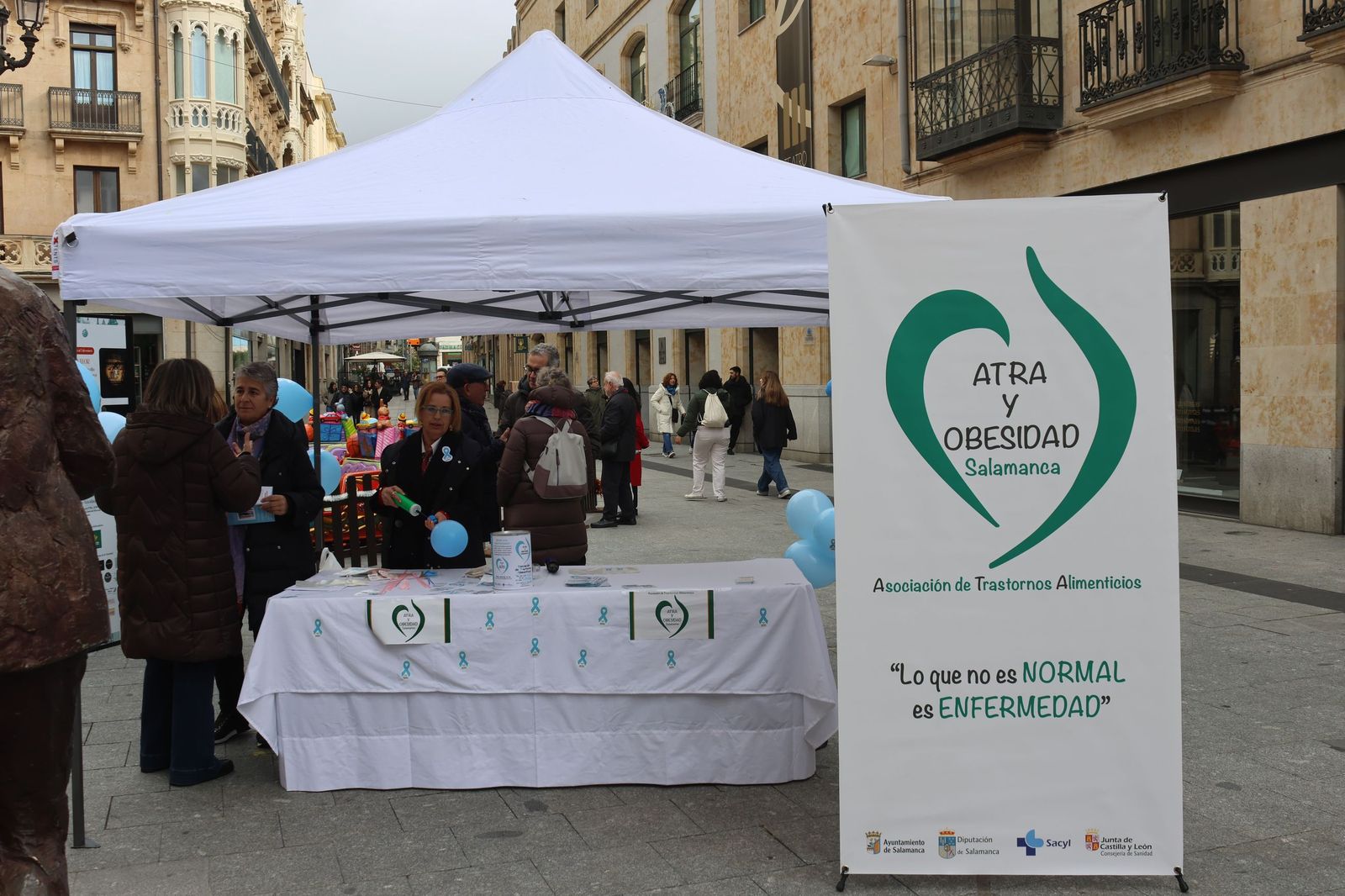 Mesa de información de la Asociación de Trastornos Alimentarios y Obesidad de Salamanca