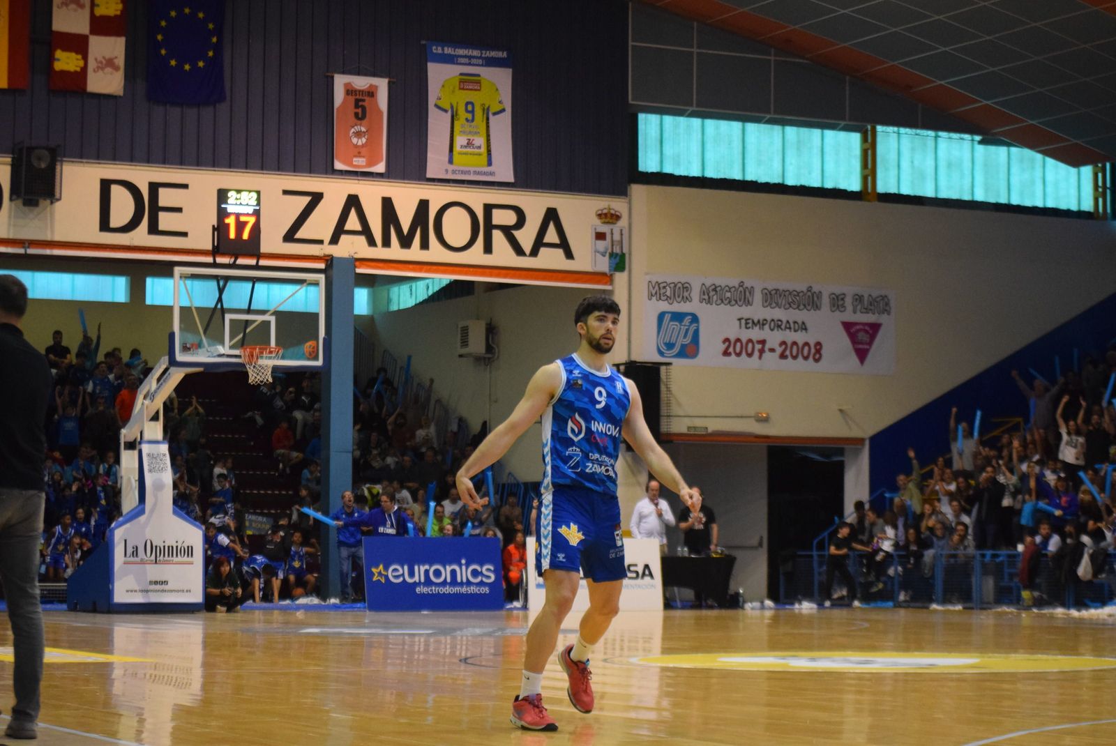 Josep Peris, jugador del CB Zamora, celebra un triple.