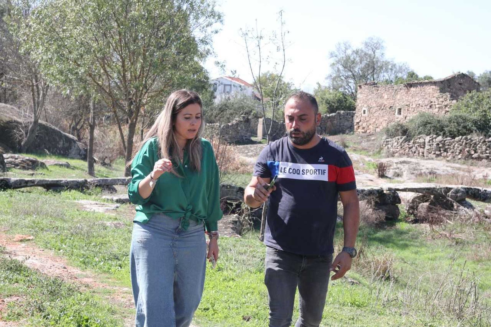 La alcaldesa de Fuentes de Oñoro, Laura Vicente, con uno de los ingenieros responsables de las obras de acometida de la fibra óptica