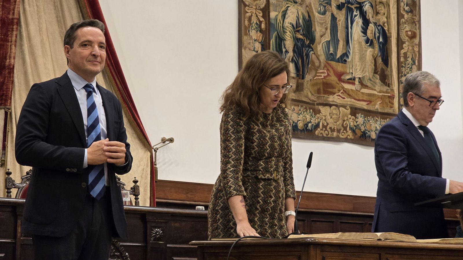 El rector de la Universidad de Salamanca preside el acto de toma de posesión de nuevos cargos académicos y del personal docente e investigador