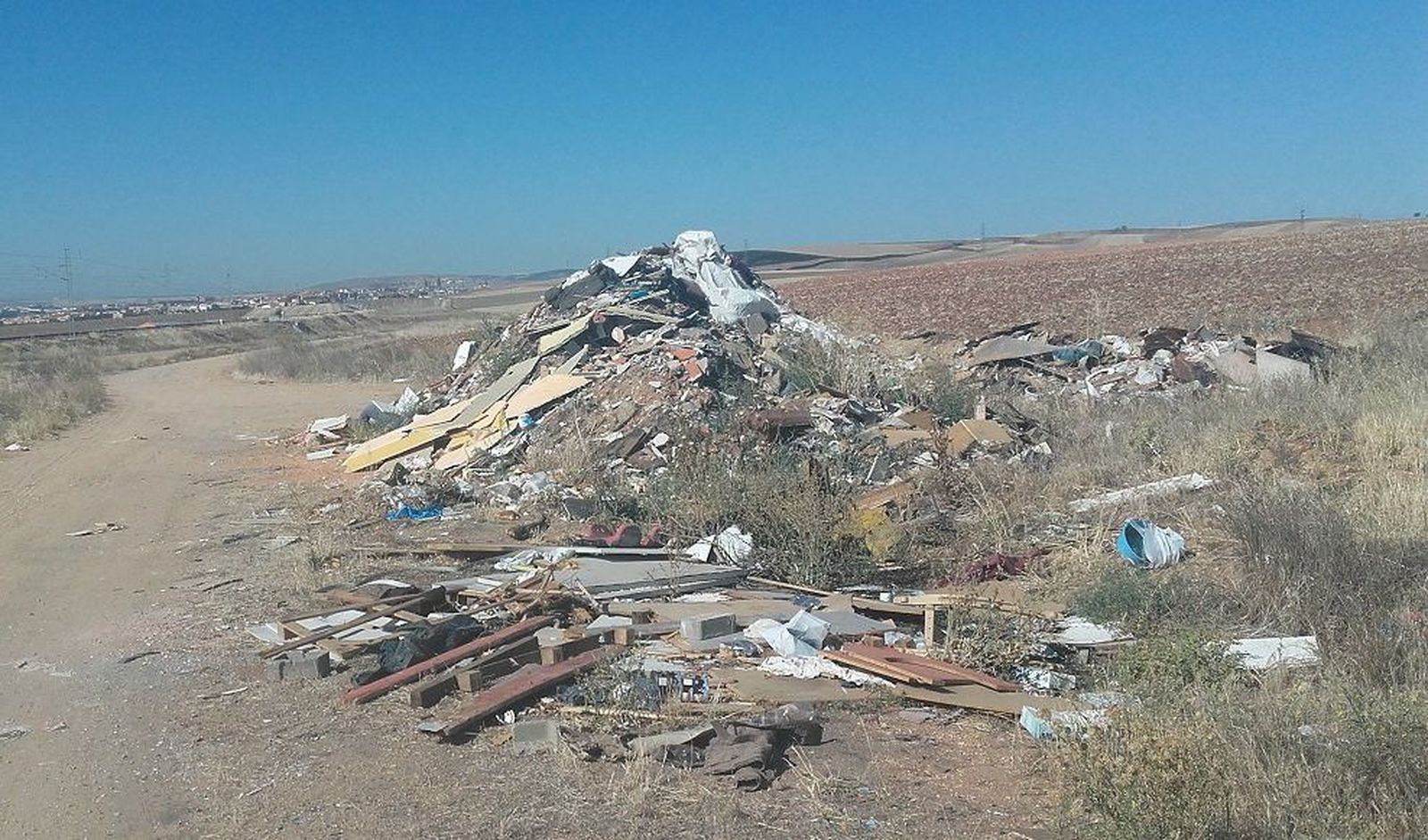 Podemos insiste en que los vertidos de escombros permanecen en El Cordel de Medina