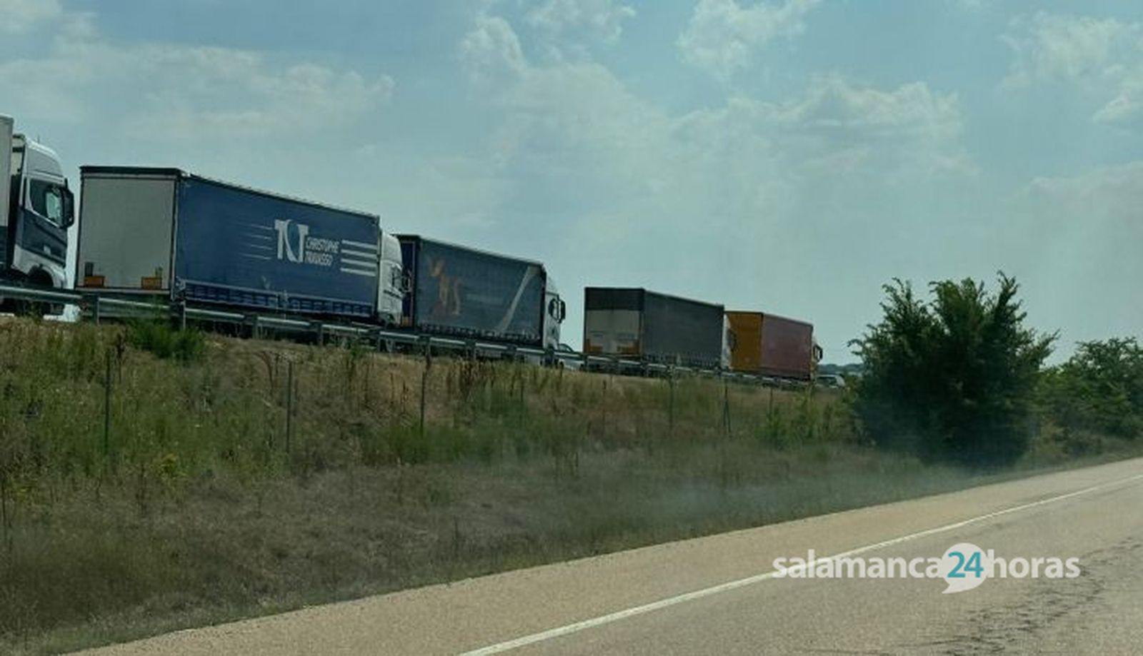 Retenciones de por el incendio de un camión con pacas en la A-62 en Aldehuela de la Bóveda. Fotos S24H