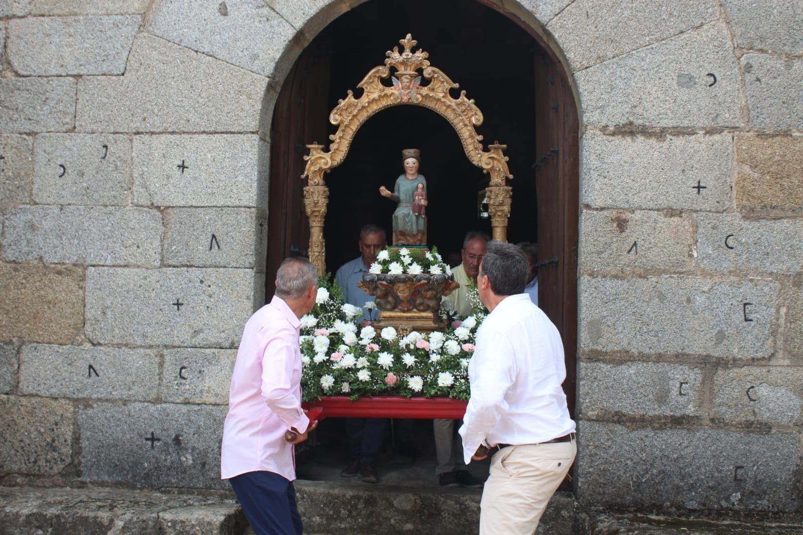 solemne-misa-en-la-iglesia-del-robledo-de-sequeros-procesion-y-ofertorio-31