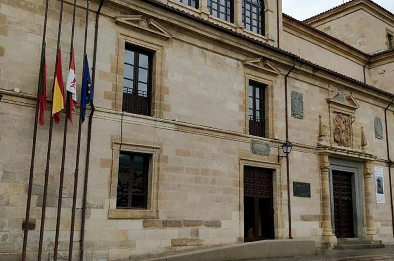 Banderas media asta. Archivo