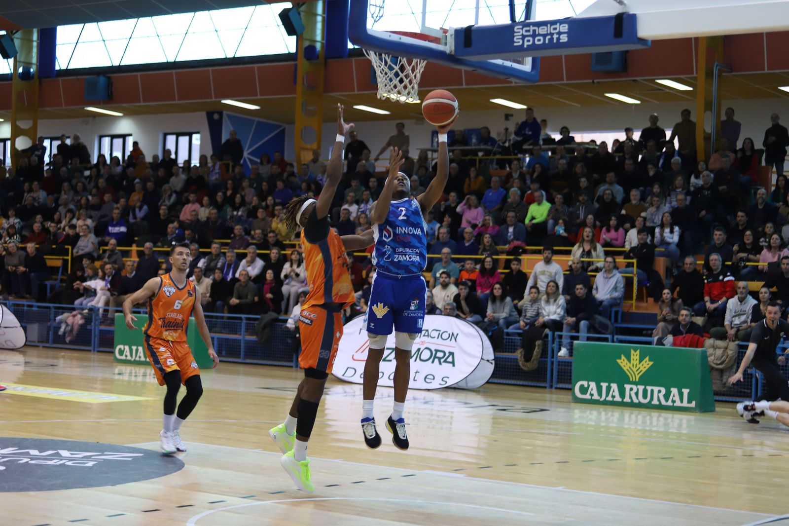 Powell anotando una bandeja en el CB Zamora-Morón.
