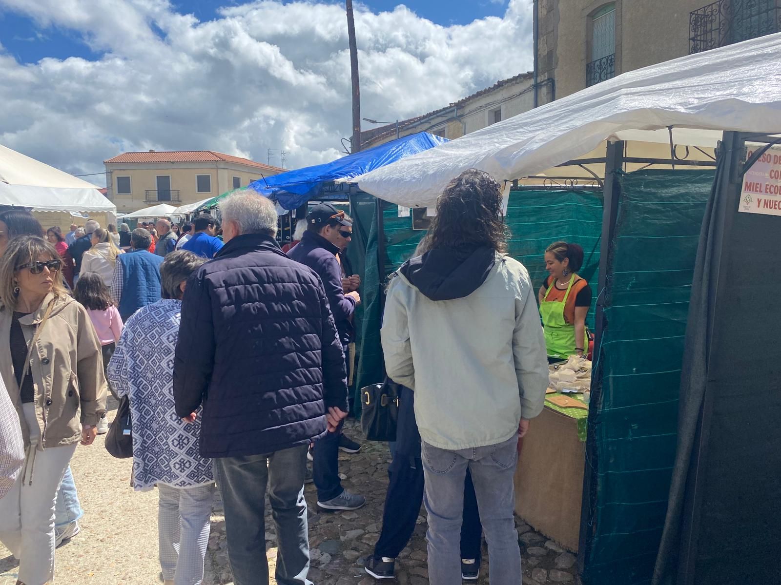 La Feria del Queso de Hinojosa trae sabor tradicional y oficio a Salamanca