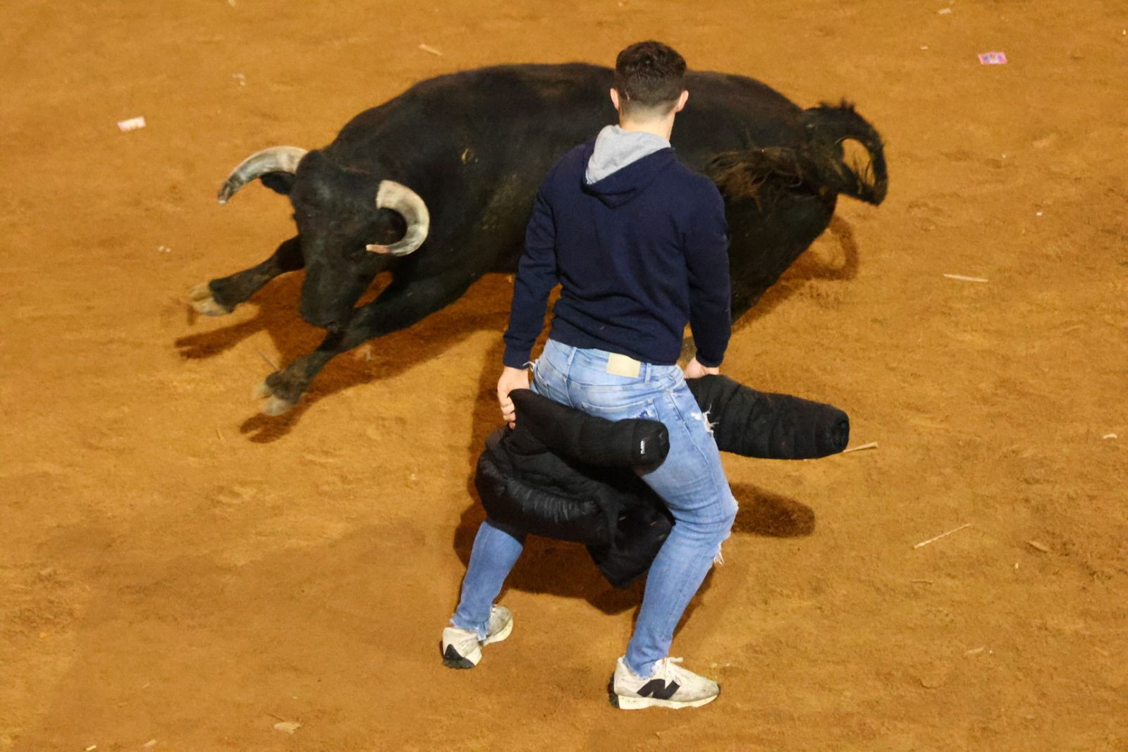 Capea nocturna de lunes en el Carnaval del Toro 2026