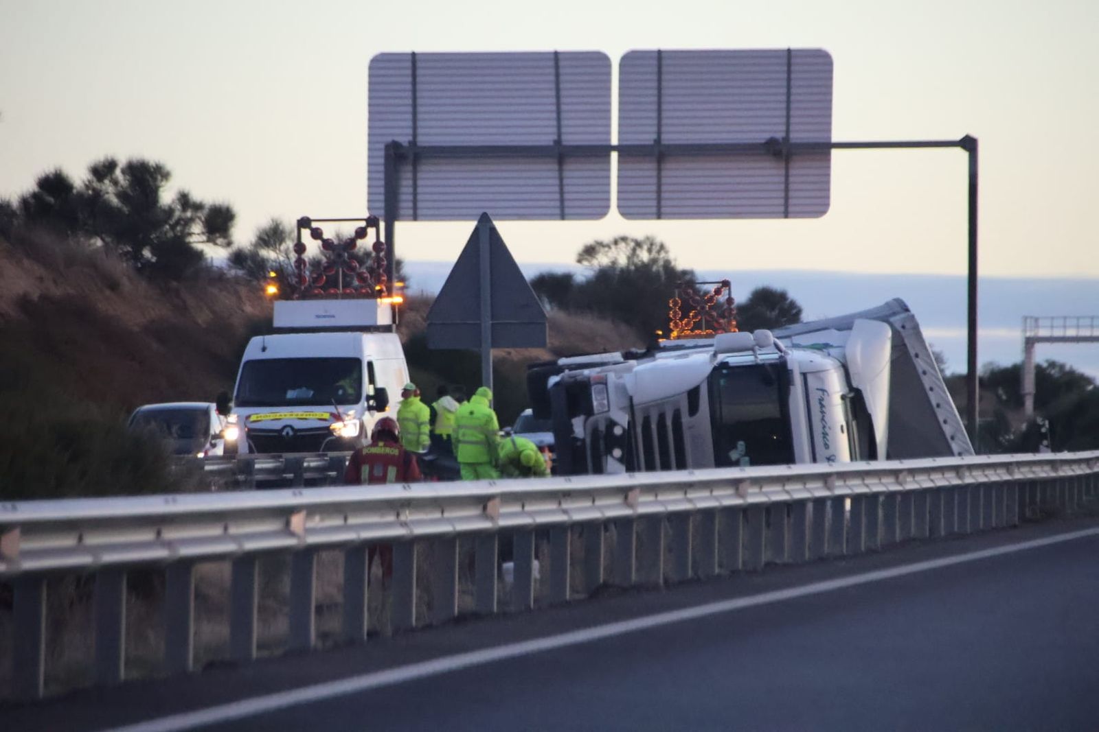 Un camión vuelca en la A-62