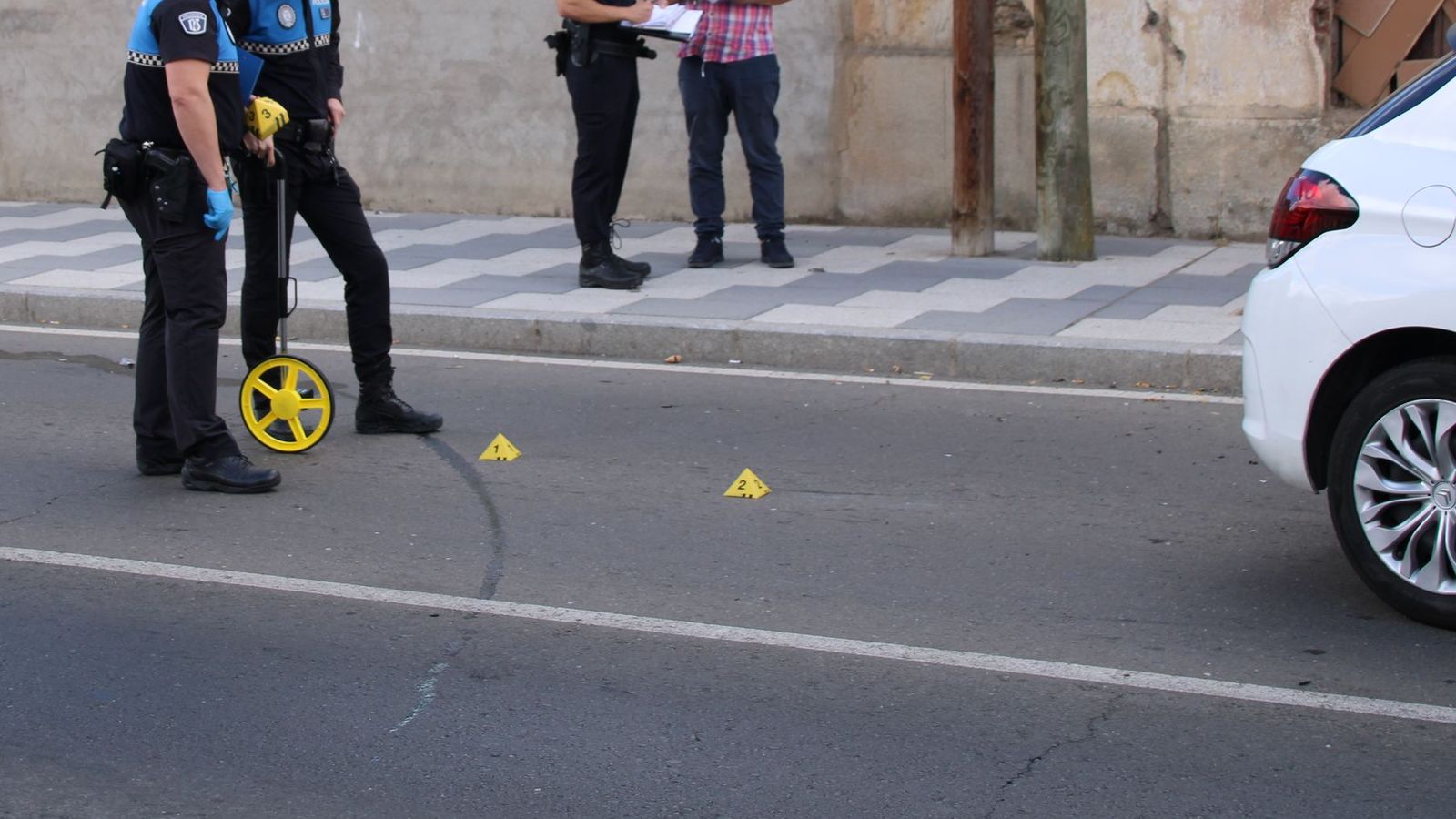 Choque frontal entre dos turismos en la Avenida Juan Pablo II