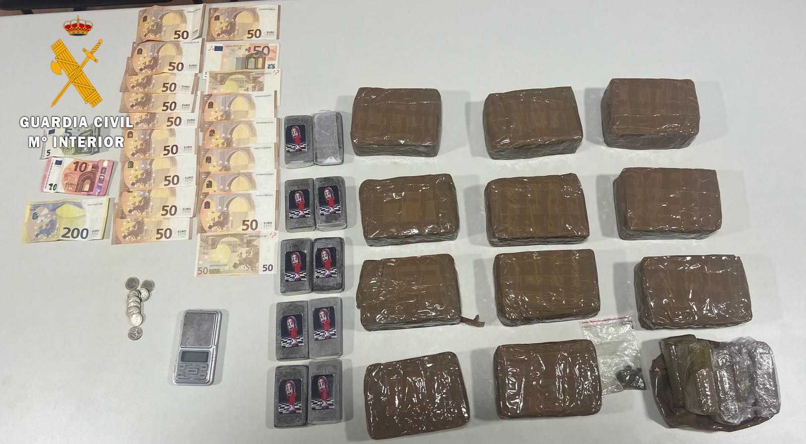 Detenido un varón tras una incautación de casi 7 kilos de pastillas de hachís en Fuentes de Béjar. Foto Guardia Civil