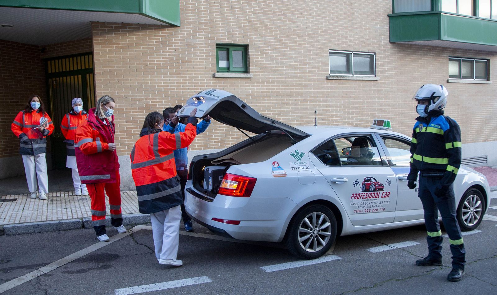 Llegada del equipo de vacunación a una residencia de ancianos de Salamanca. | FOTO: ICAL