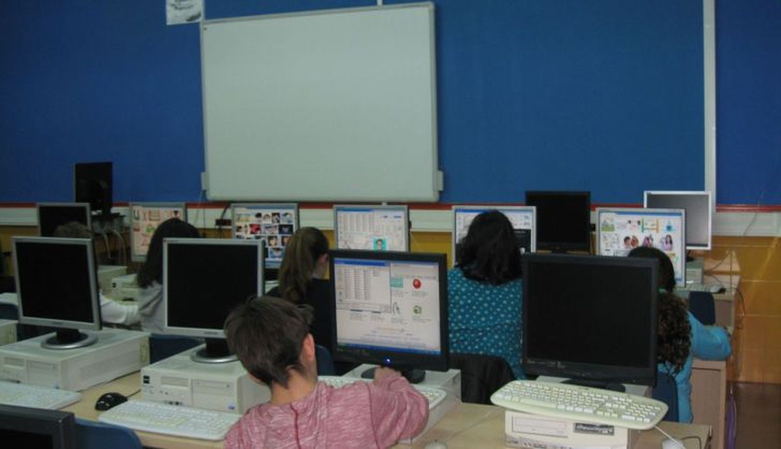 Aula de Informática (1) Aula de Informática (1)