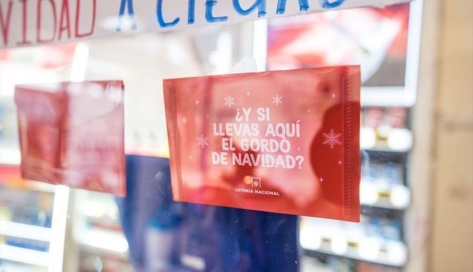 Un cartel en el que se lee y si llevas a qui el gordo de navidad pegado en la cristalera de la administracion de loteria los conejeros de la suerte en arrecife lanzarote donde se vendiero 1 728x418