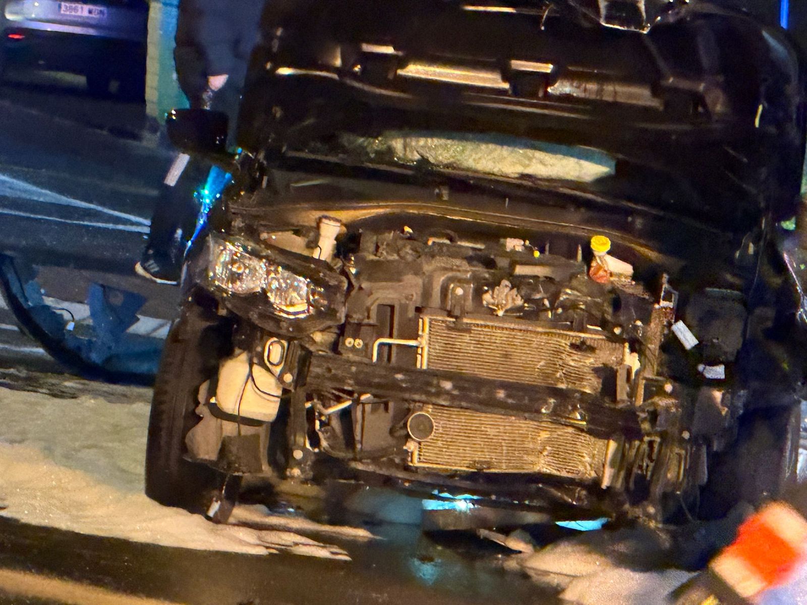 Un coche atraviesa una rotonda y acaba destrozado en la avenida de la Merced