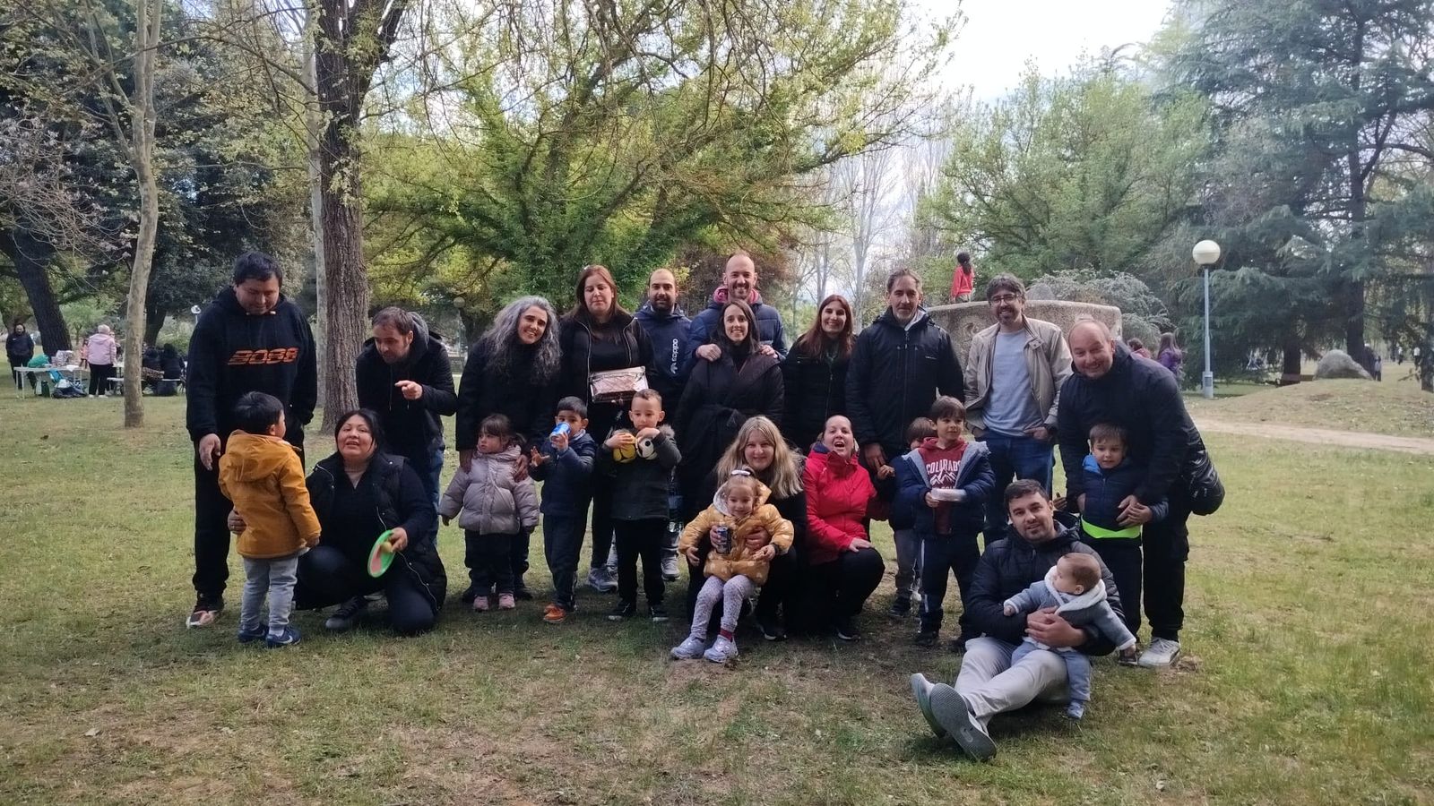 Un multitudinario Lunes de Aguas en Salamanca llena la ribera del Tormes