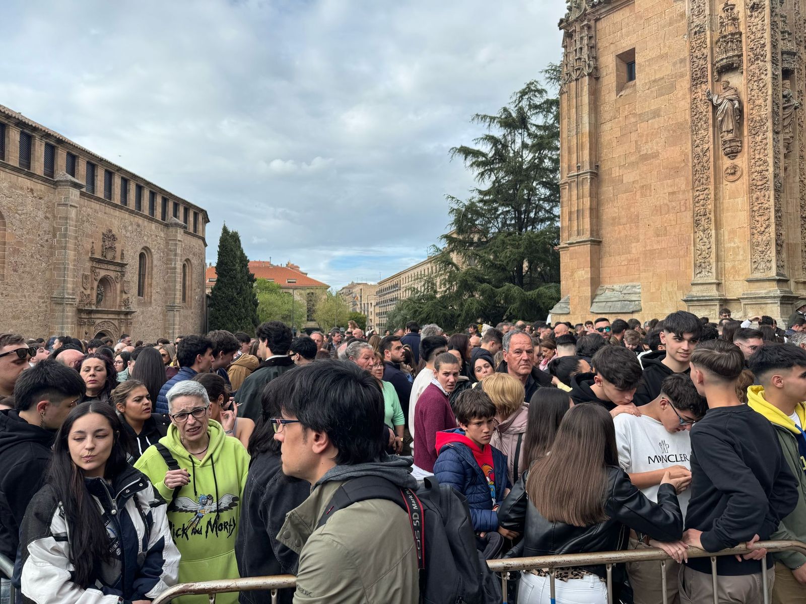 ambiente-procesion-cofradia-penitencial-del-rosario-3