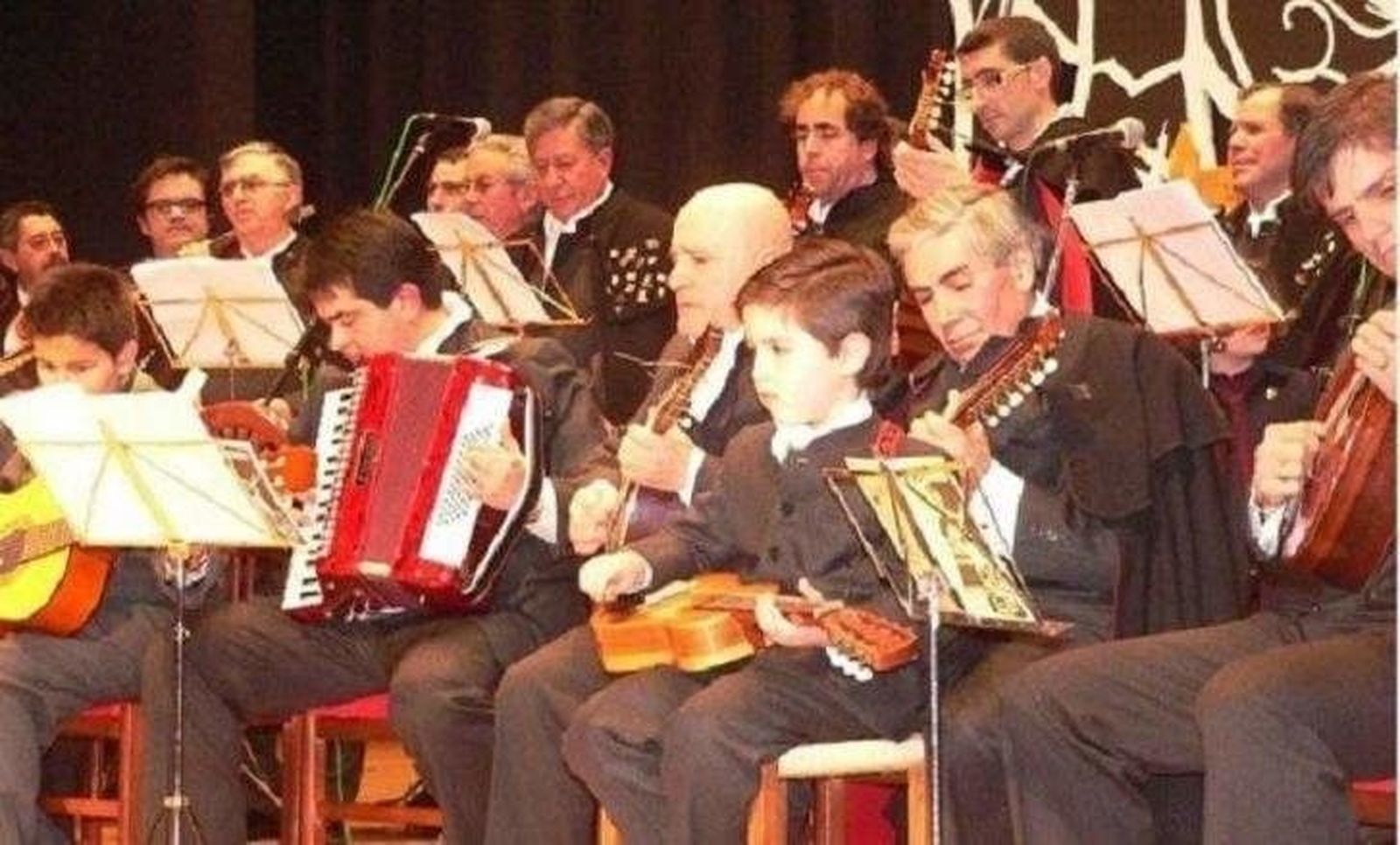 La rondalla Tres Columnas vive su día grande con las Coplas de Carnaval