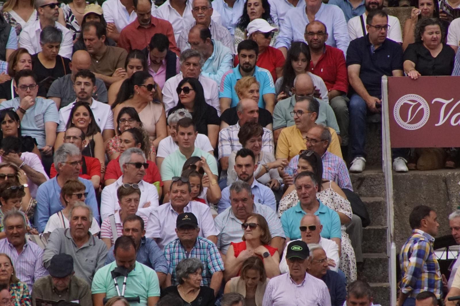 Expectación por ver los caballos de rejoneo en La Glorieta: imágenes del ambiente en los tendidos y en el patio de cuadrillas