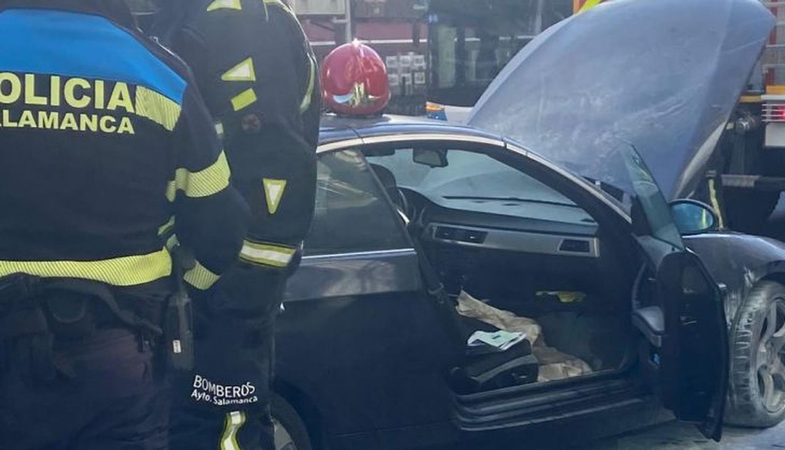 Coche incendidado en la avenida del doctor Torres Villaroel (1)