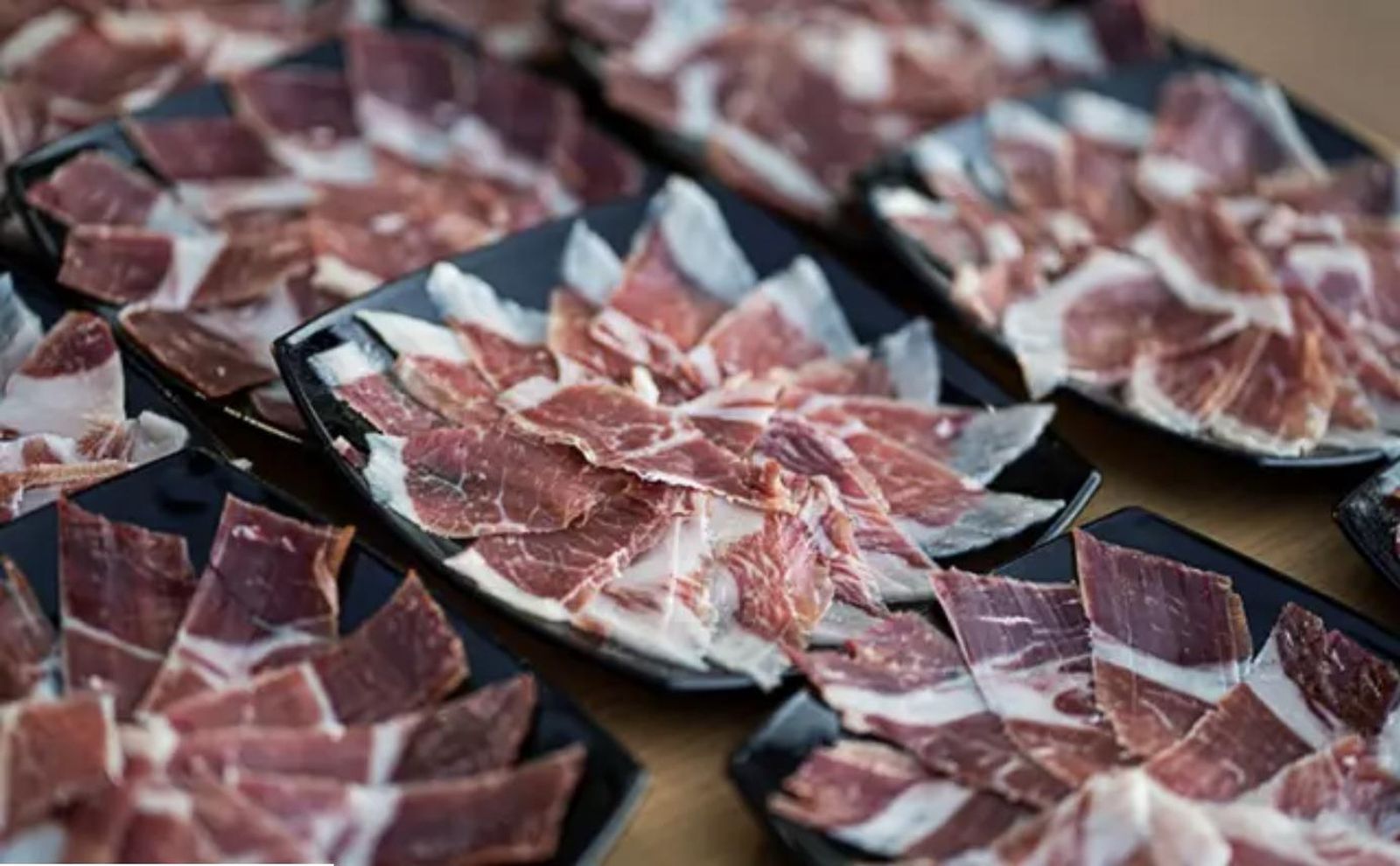 Varios platos de jamón ibérico de bellota listos para servir - JOSE LUIS MONTOYA RETAMOSA / ISTOCK - Archivo