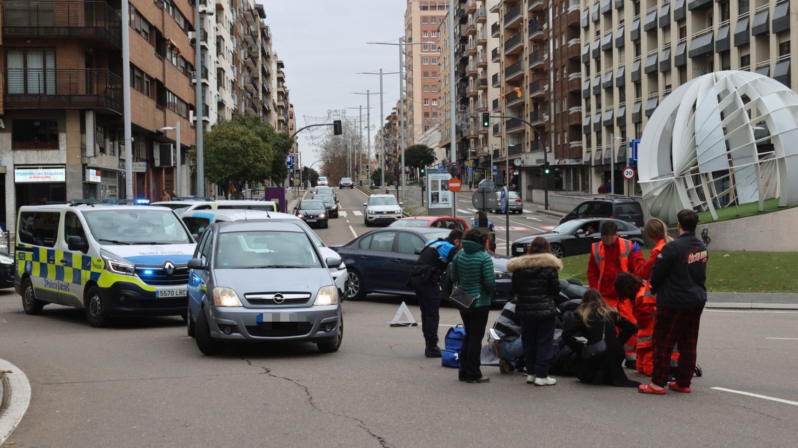 Un motorista atropellado en la rotonda de la UDS