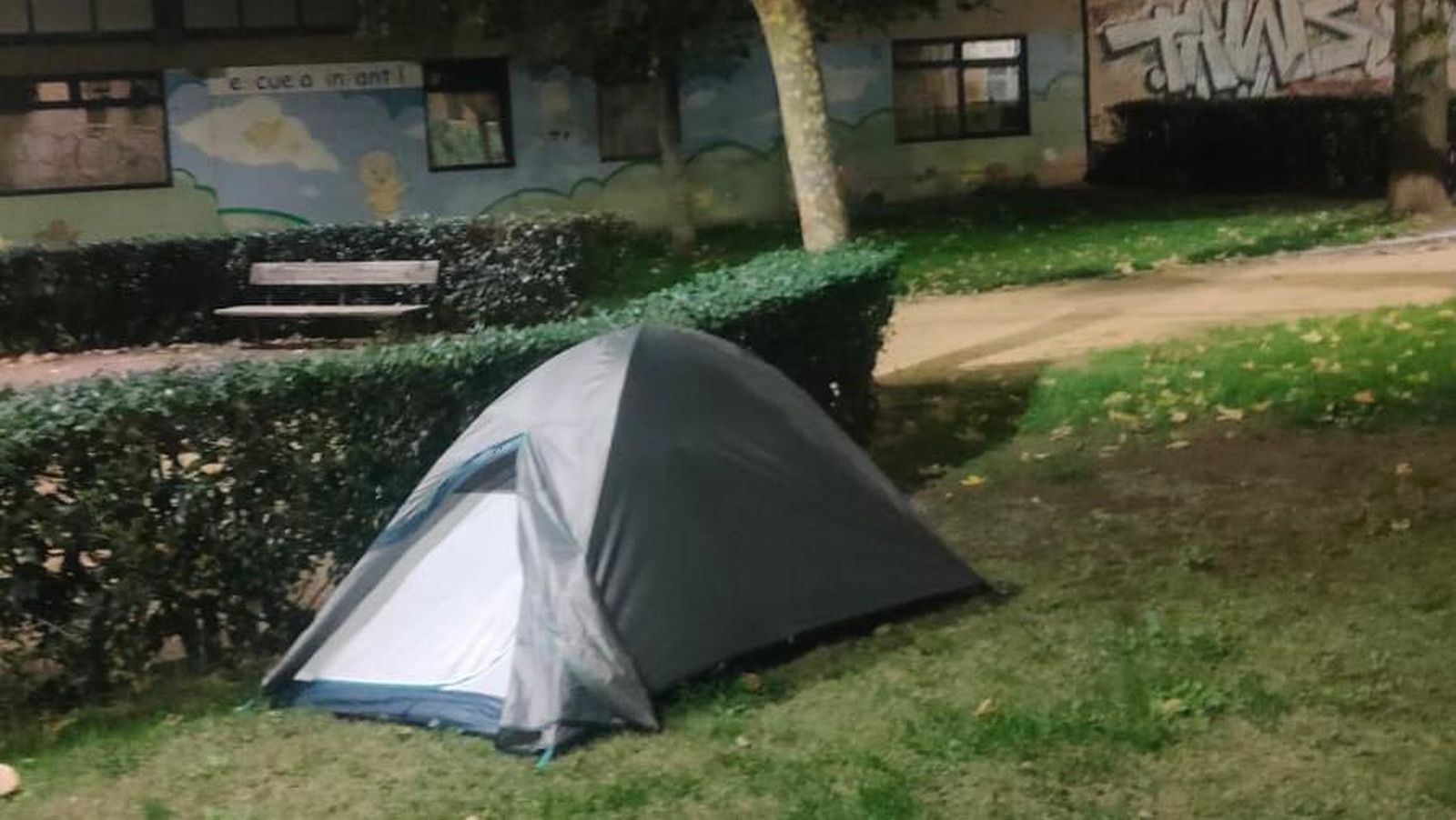 Tienda de campaña montada en los jardines de Eduardo Barrón