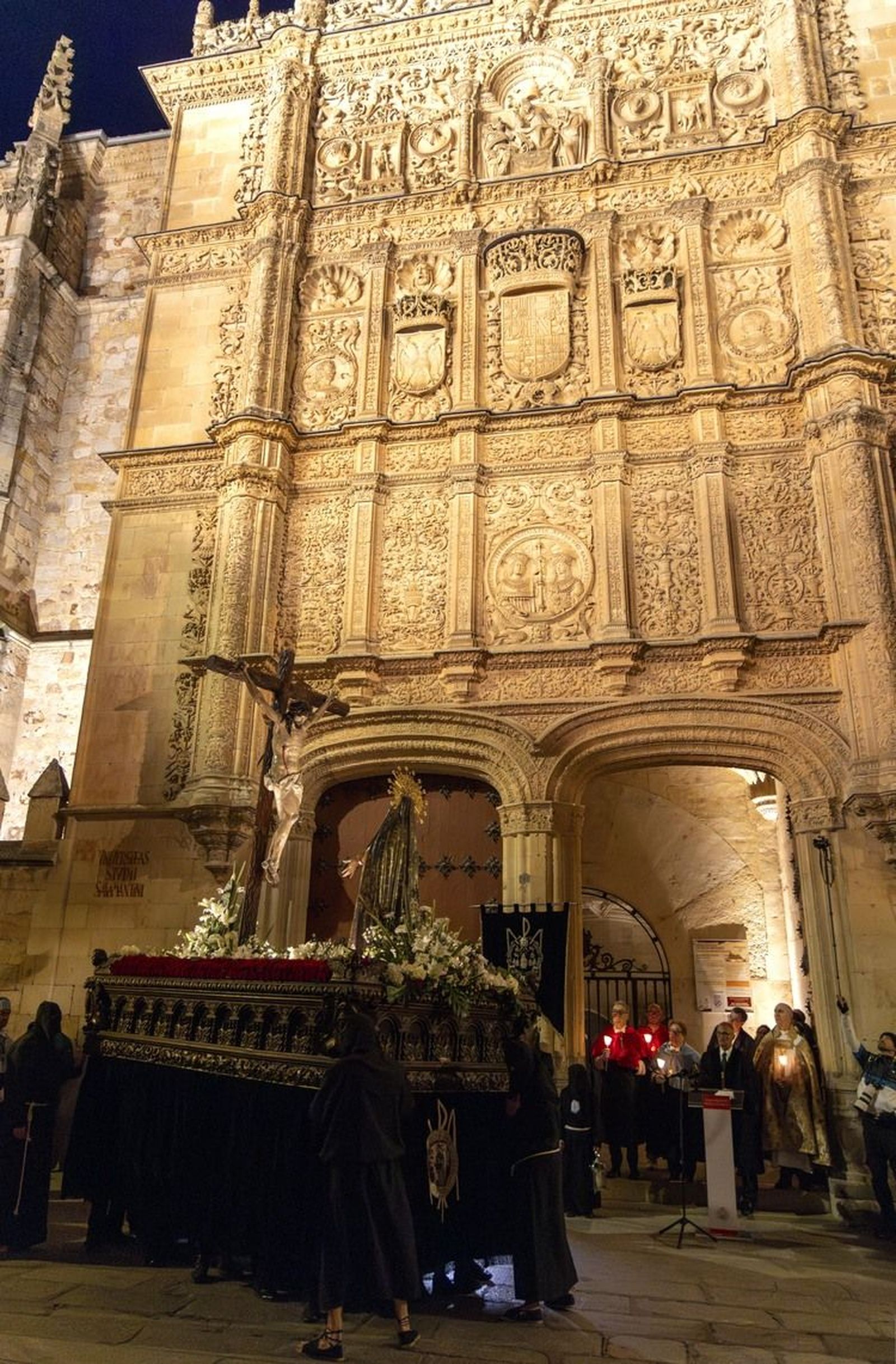 la-hermandad-universitaria-saca-en-procesion-las-imagenes-del-santisimo-cristo-de-la-luz-y-nuestra-senora-de-la-sabiduria-y-realiza-la-promesa-de-silencio-en-el-patio-de-escuelas