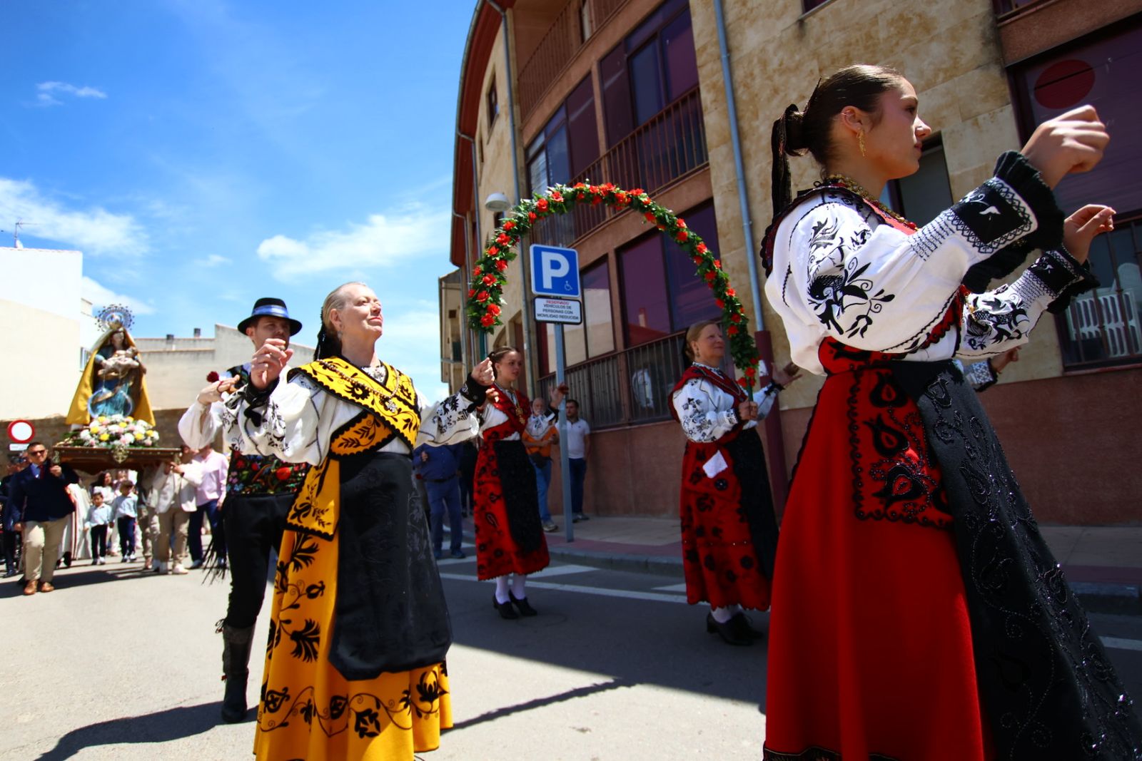 La devoción llena Villamayor en la salida procesional de Nuestra Señora de los Remedios