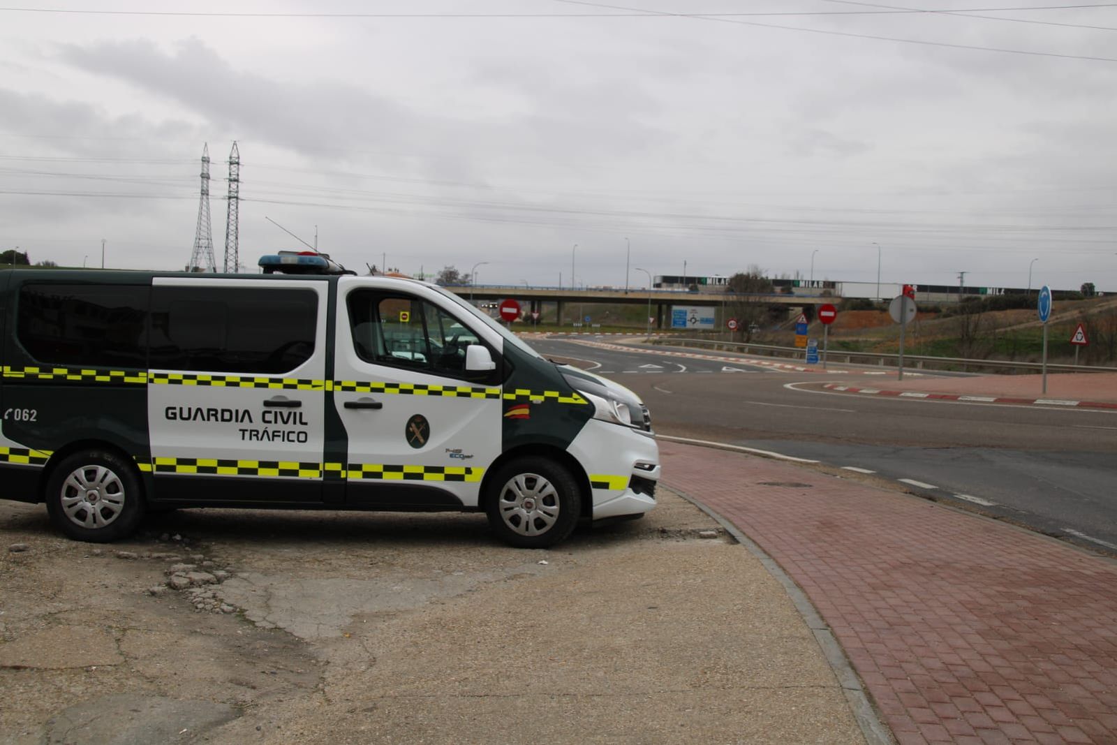 furgoneta-de-la-guardia-civil-en-la-rotonda-del-helma-ntico