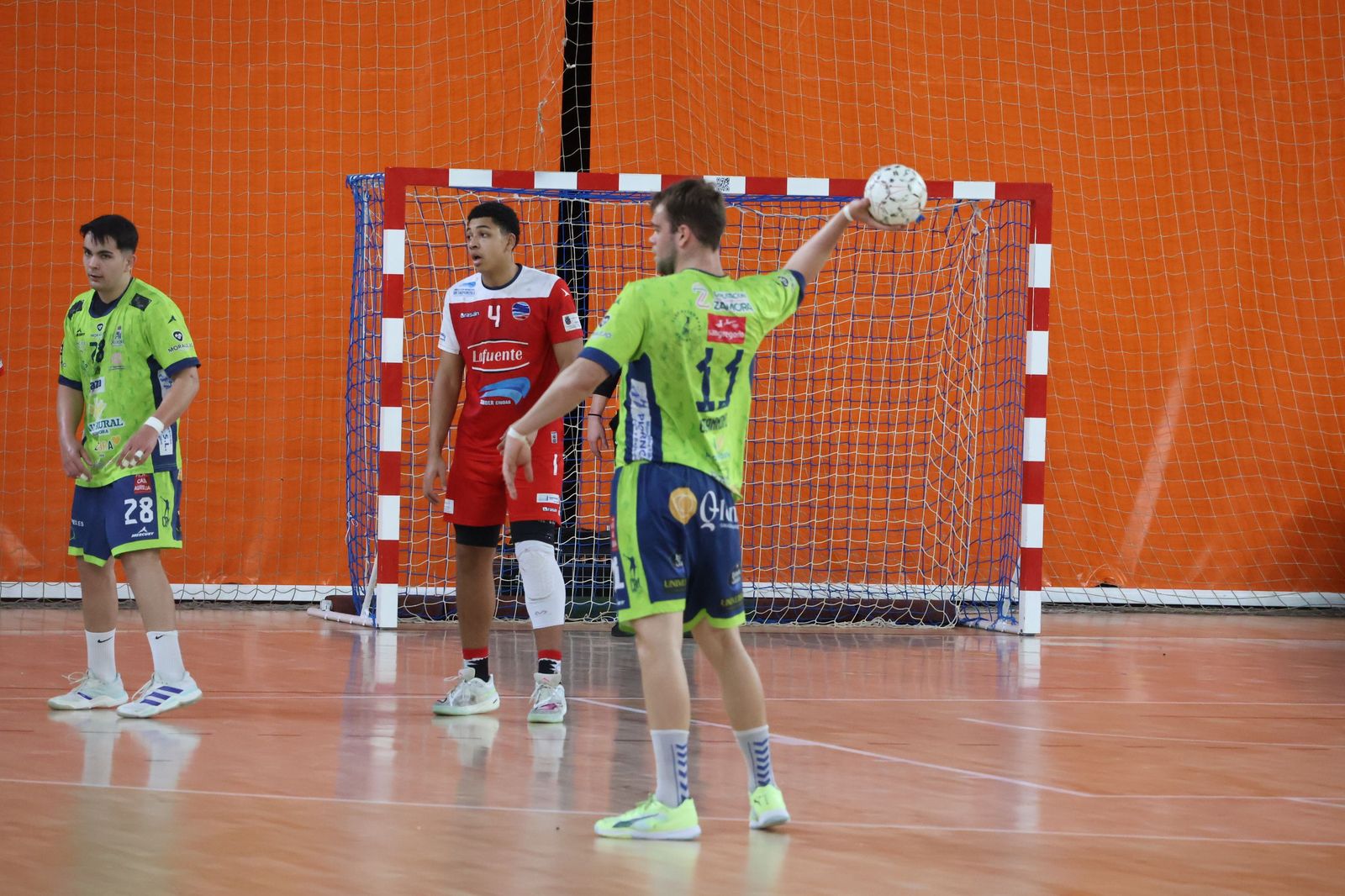 GALERÍA | Revive el apasionante duelo entre el Balonmano Zamora y el Ciudad de Santander