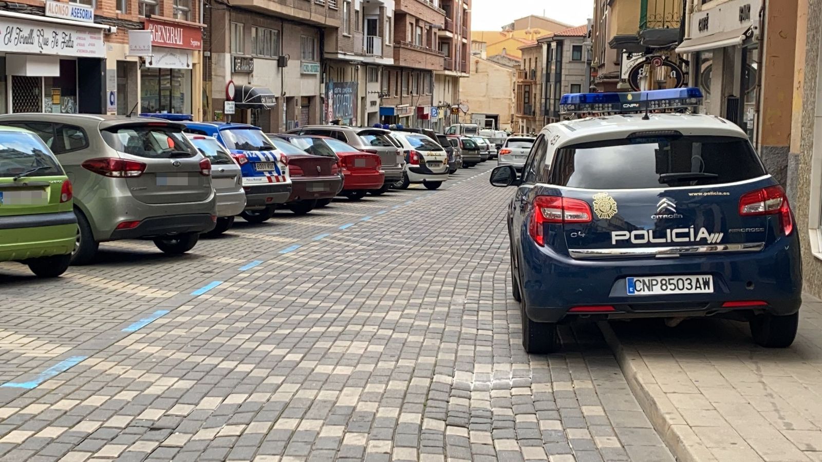 Policía Nacional y Policía Municipal en la calle del Riego