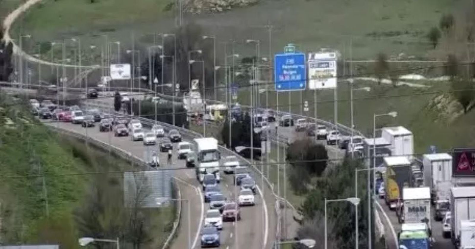 Retención en la A-62 en Valladolid tras un accidente entre dos turismo y un camión