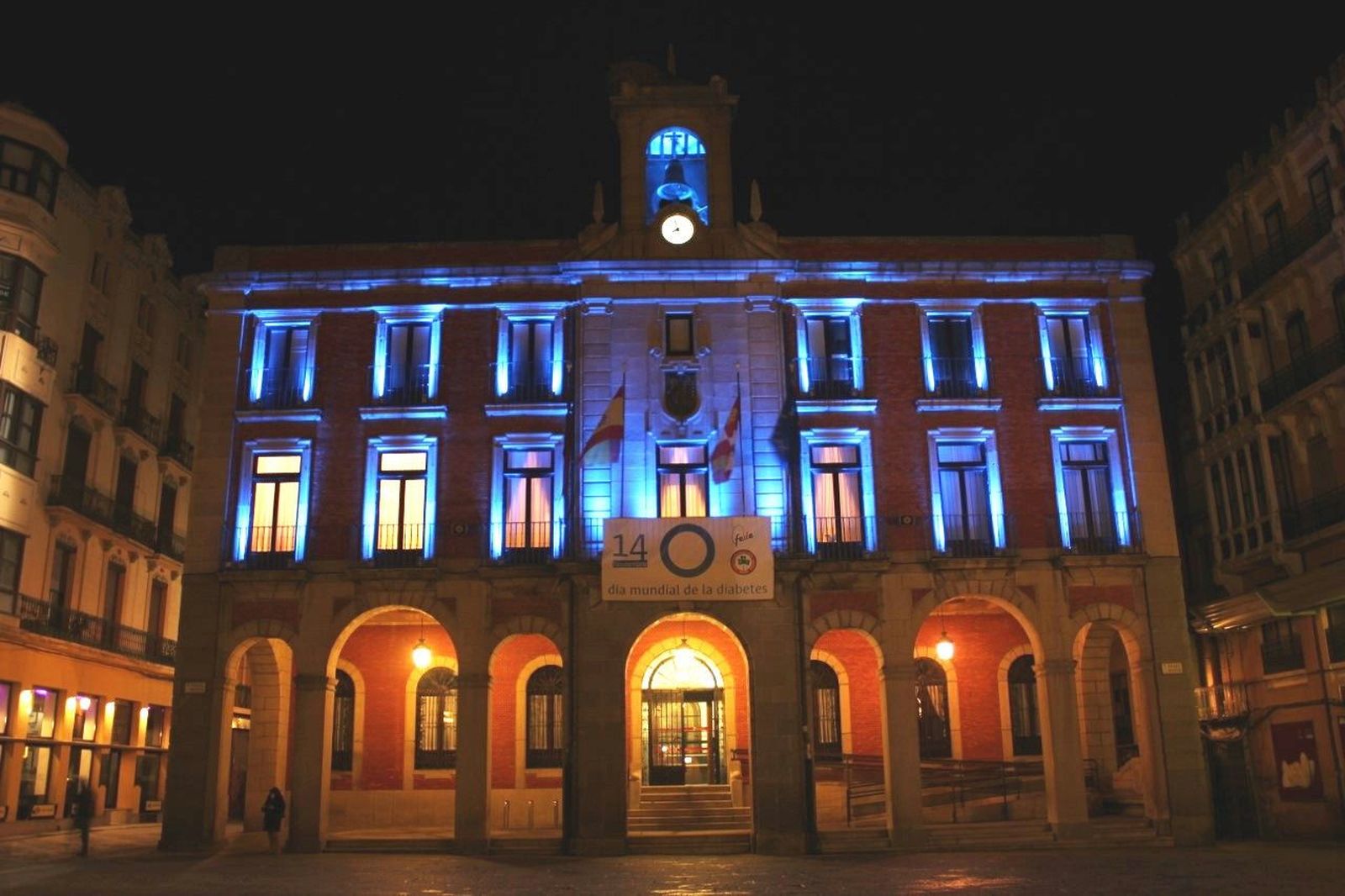 Fachada del Ayuntamiento teñida de azul