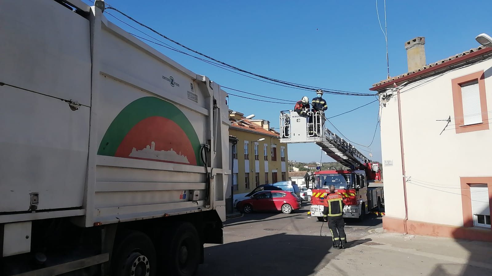 Un camión de la basura arranca unos cables en Zamora capital y obliga a actuar a los bomberos