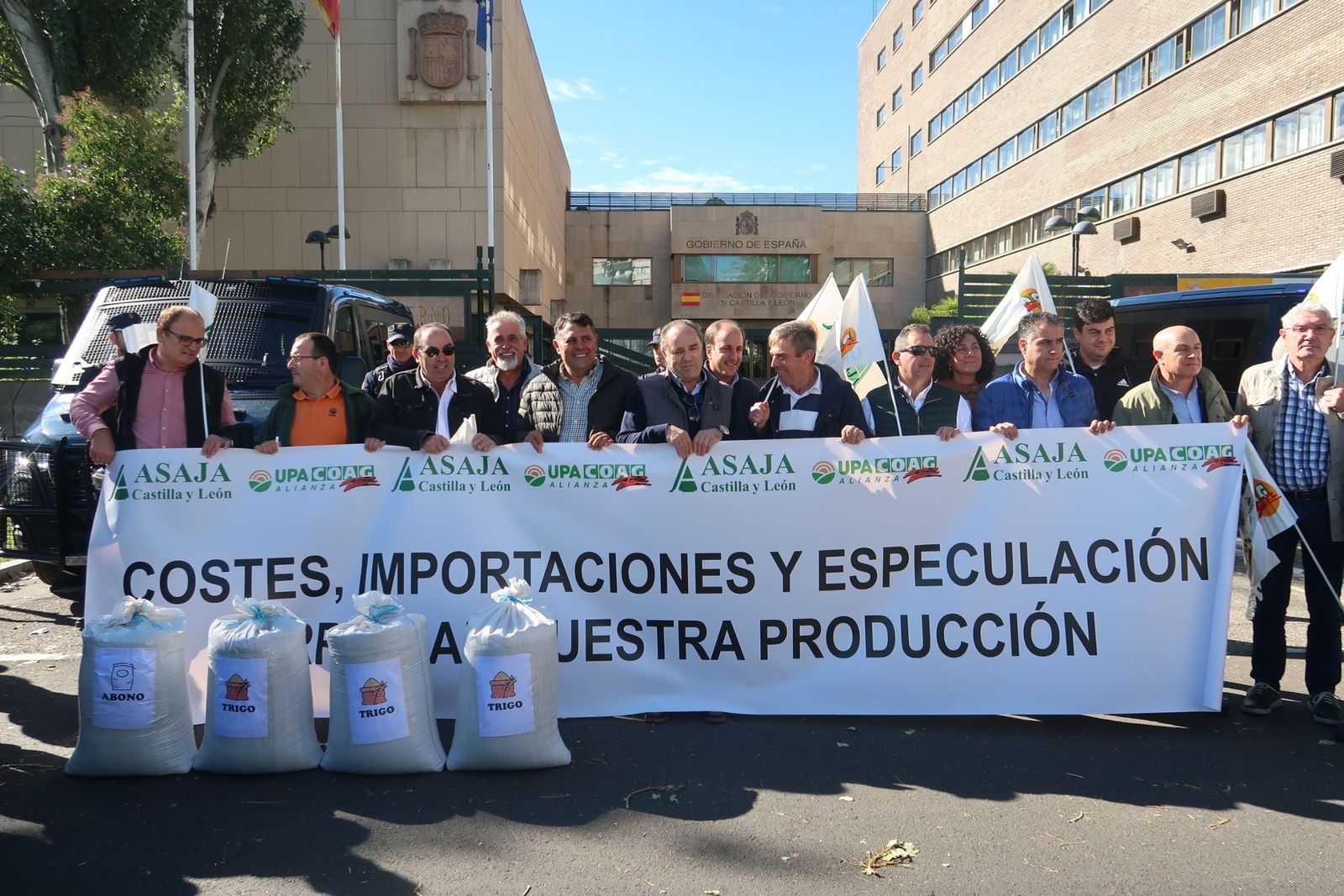 Protesta agricultores salmantinos en Valladolid por el bajo precio del cereal. Foto de archivo