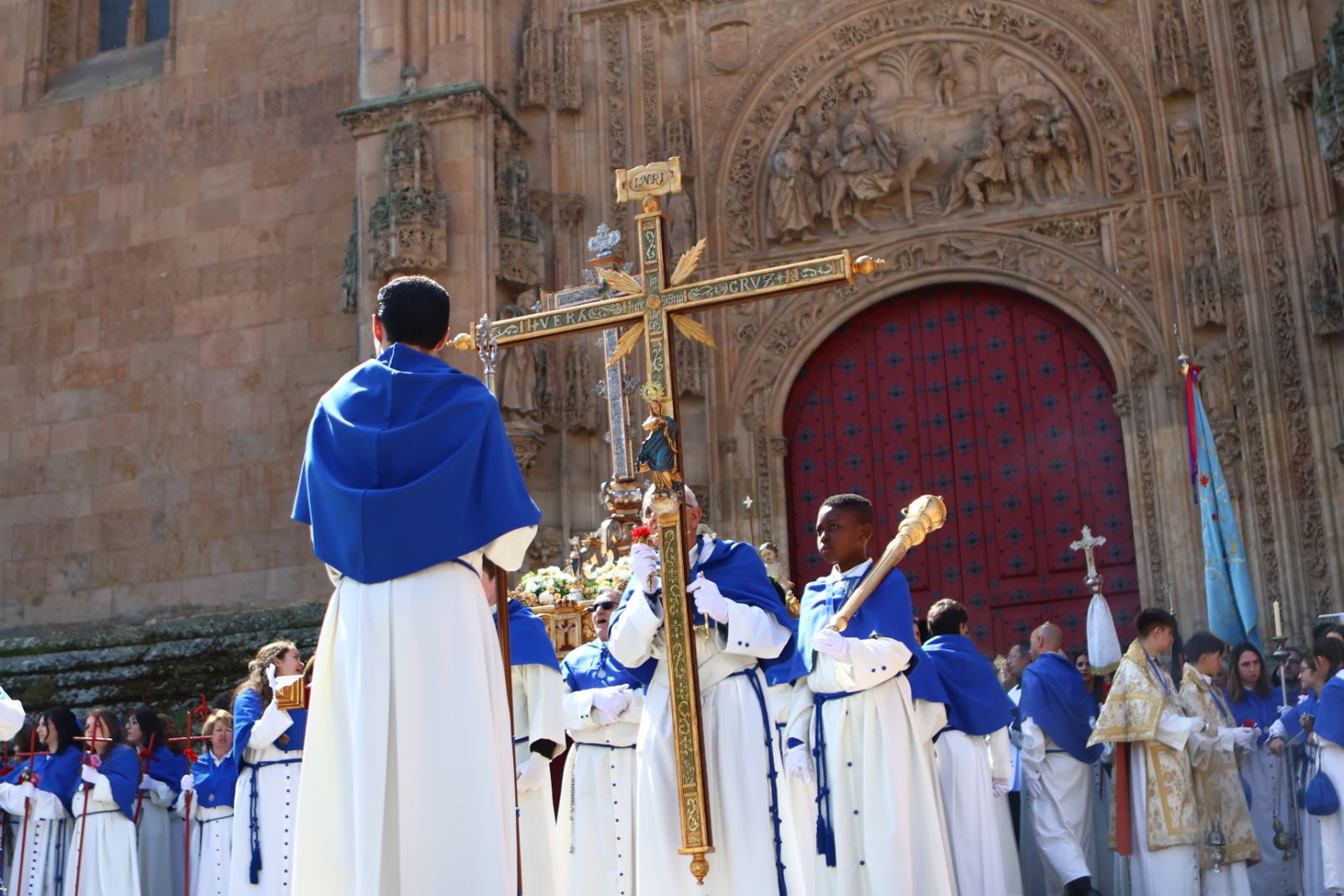 Procesión del encuentro de Nuestra Señora de la Alegría y Jesús Resucitado en el Domingo de Resurrección en Salamanca