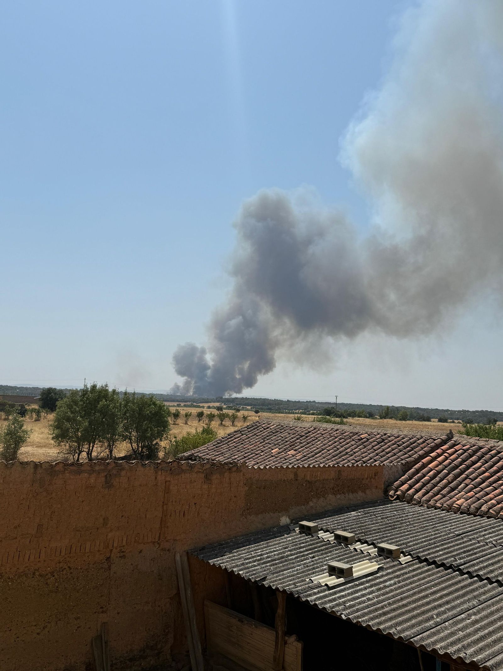 Las desoladoras imágenes del incendio que ha afectado a Molezuelas de la Carballeda, Uña de Quintana y Cubo de Benavente