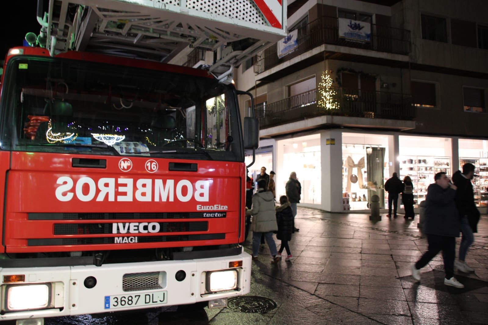 Bomberos en la calle Zamora