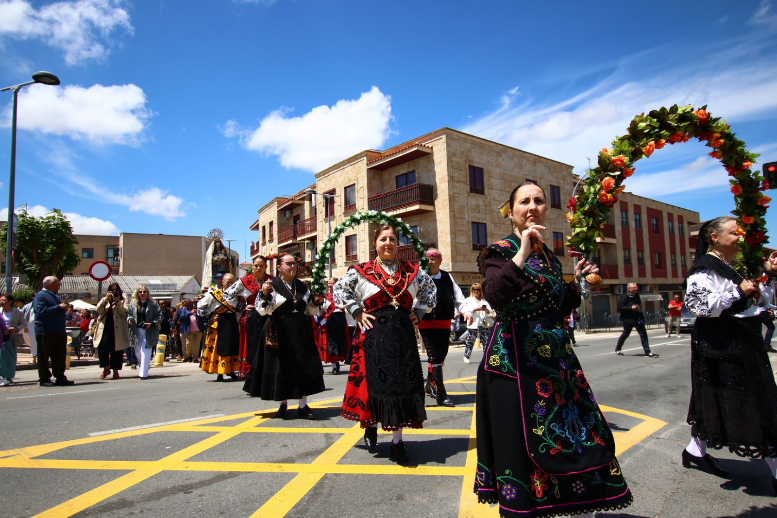 La devoción llena Villamayor en la salida procesional de Nuestra Señora de los Remedios