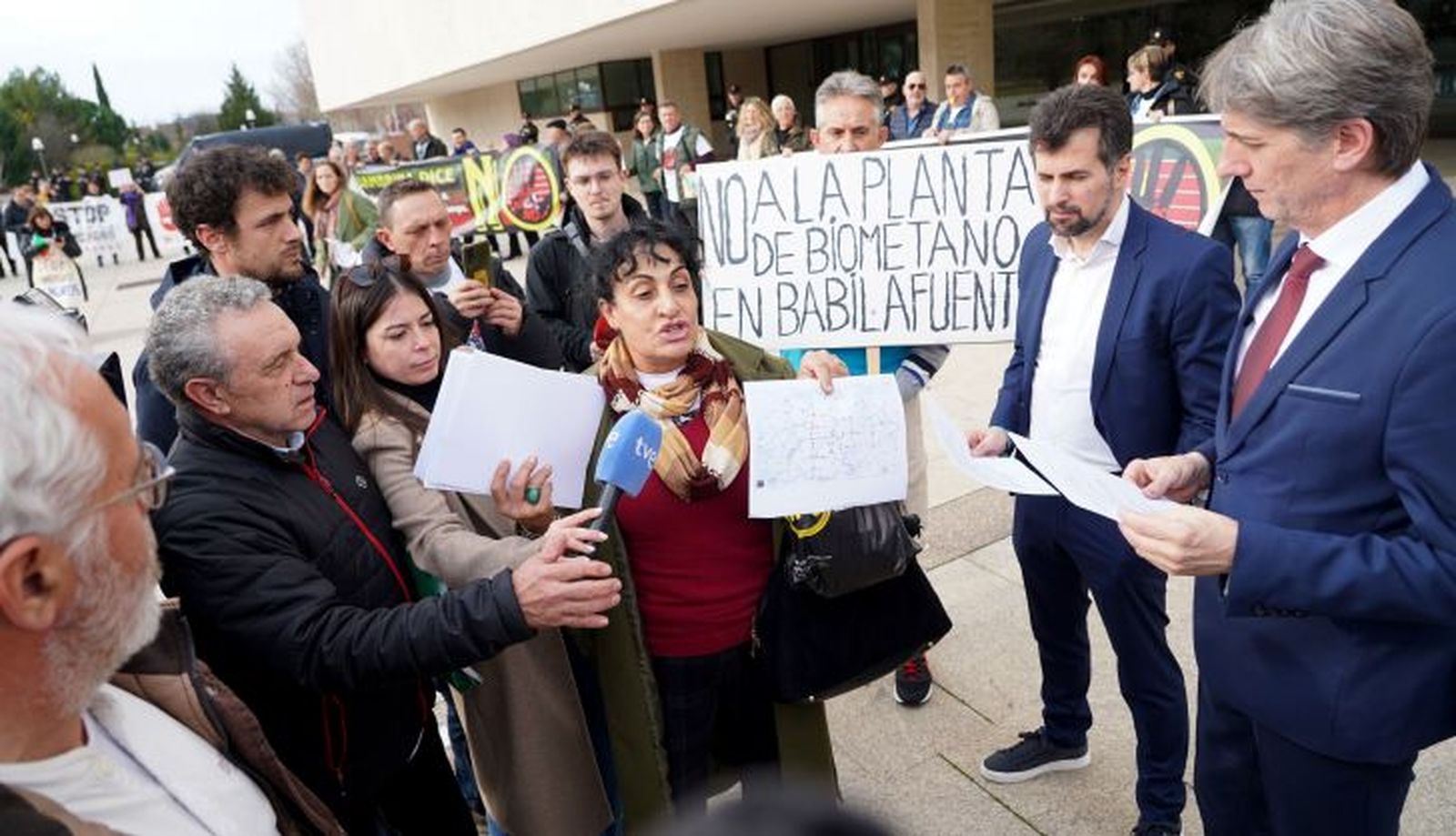 Protesta contra las macro plantas y el biogás en las Cortes. Imagen ICAL Protesta contra las macro plantas y el biogás en las Cortes. Imagen ICAL