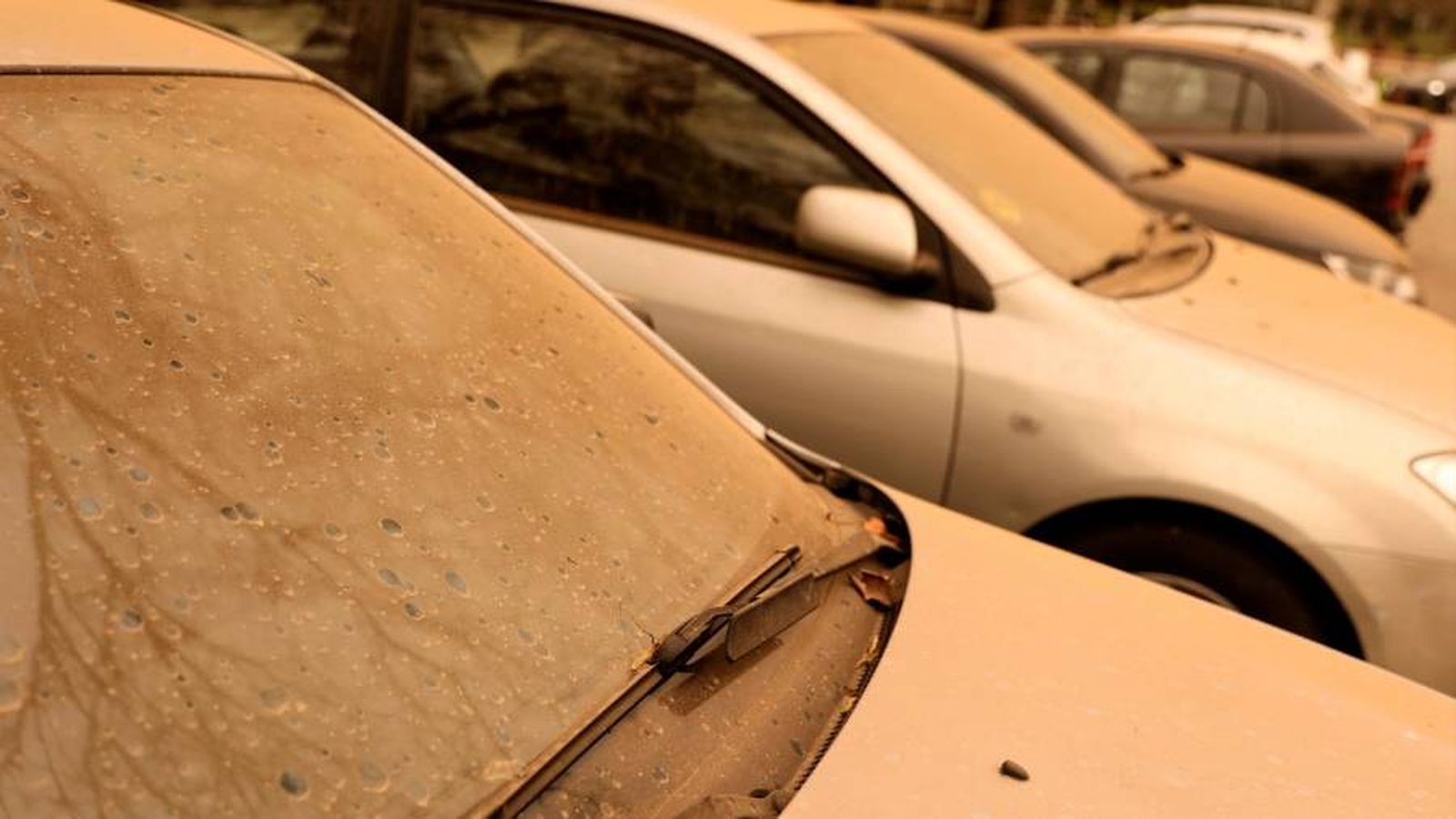 Una fila de vehículos cubiertos de polvo subsahariano. EP. Archivo