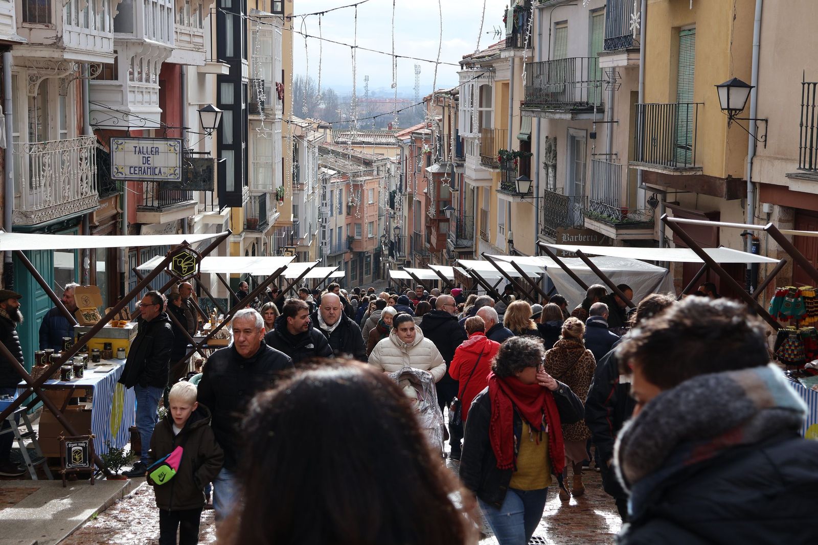 GALERÍA | El mercado de artesanos en la calle Balborraz como escaparate del producto local