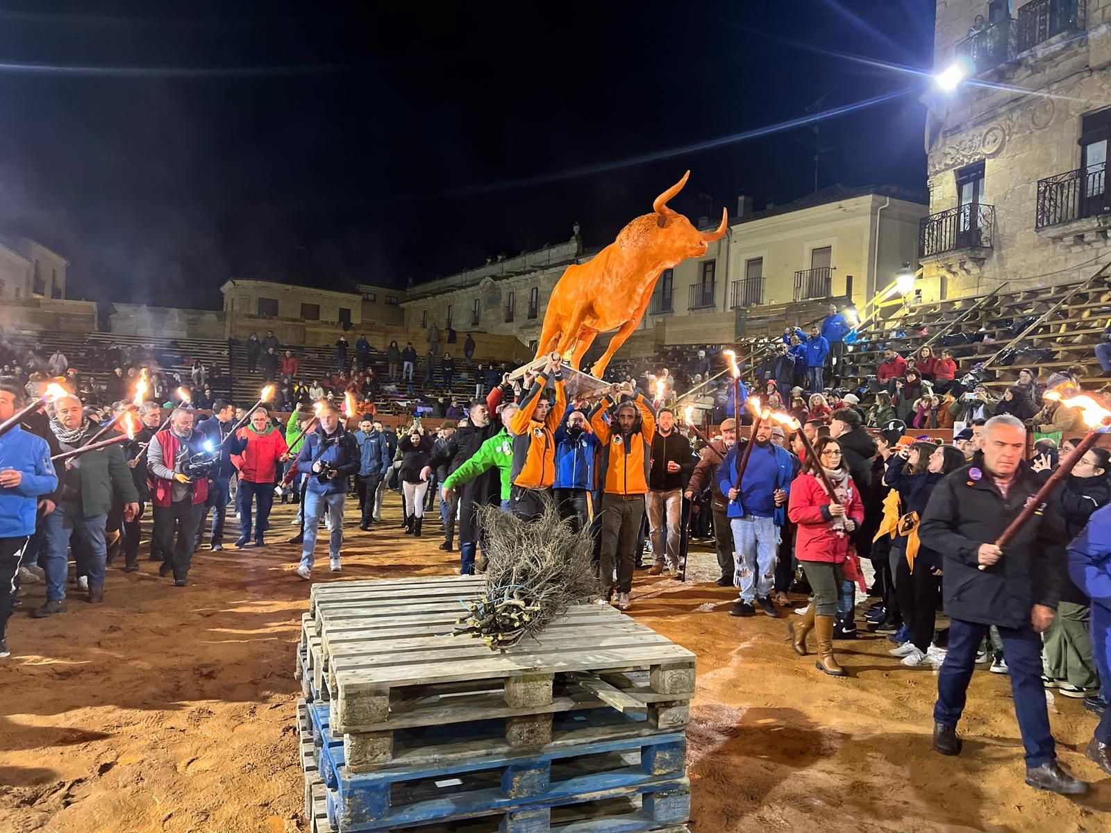 quema-del-toro-de-cenizos-carnaval-del-toro-ciudad-rodrigo-2025-22
