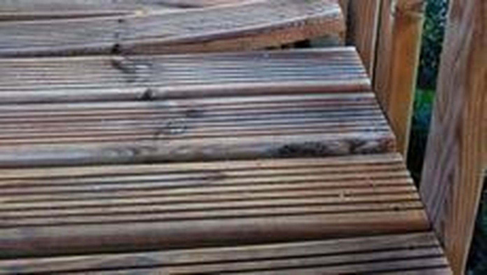 El Ayuntamiento reclama que la CHD repare una pasarela sobre el río por defectos de la madera