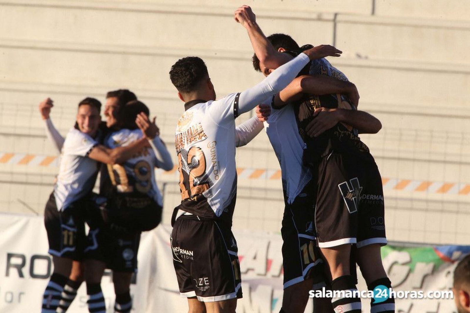 Los jugadores de Unionistas celebran un gol ante el Coruxo.
